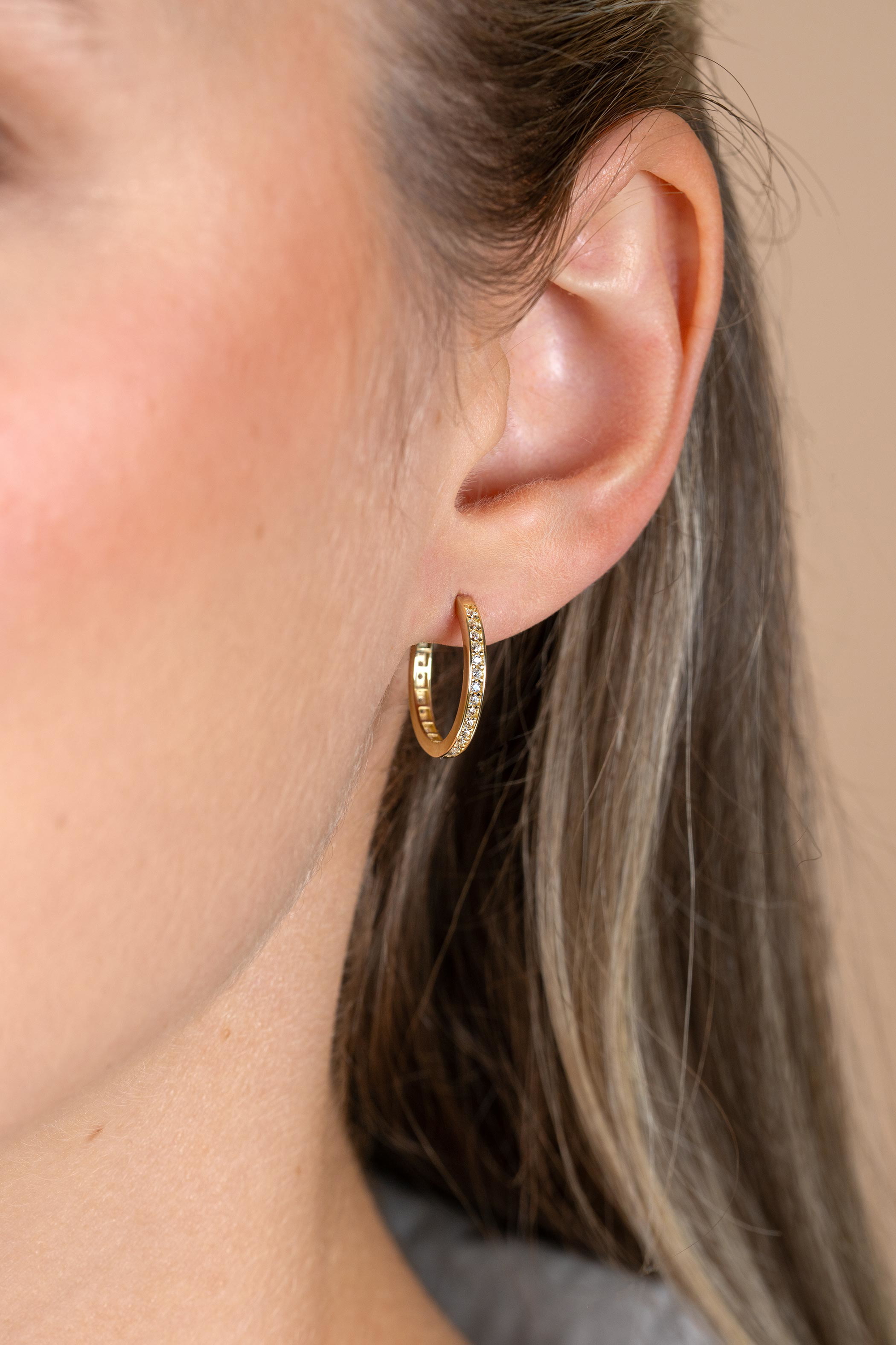 ZINZI GOLD klapcreolen geheel bezet zirc.17x2mm