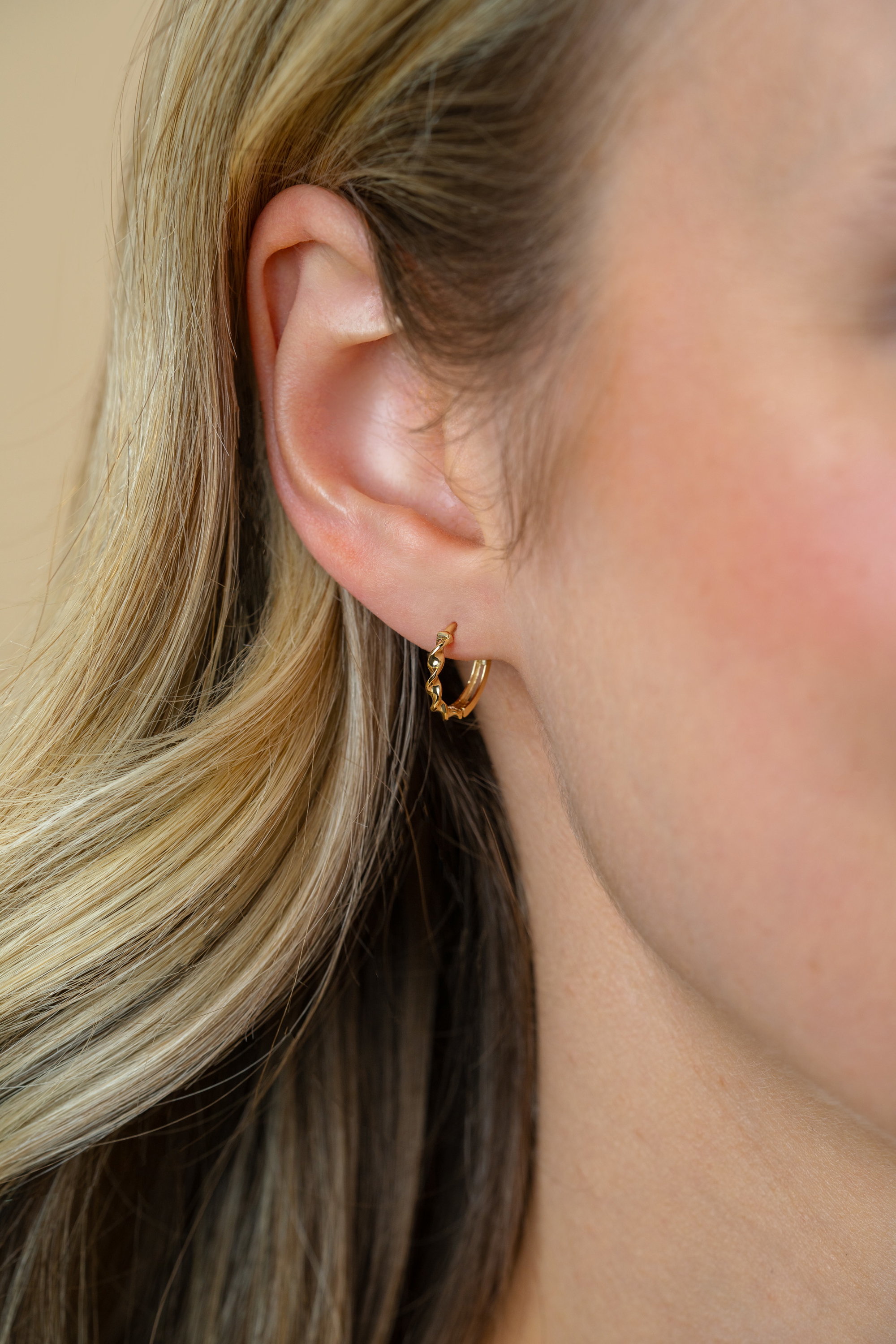 13mm ZINZI Gold 14 ct gold hoop earrings with a twisted tube and luxury hinged closure 13 x 2mm ZGO525