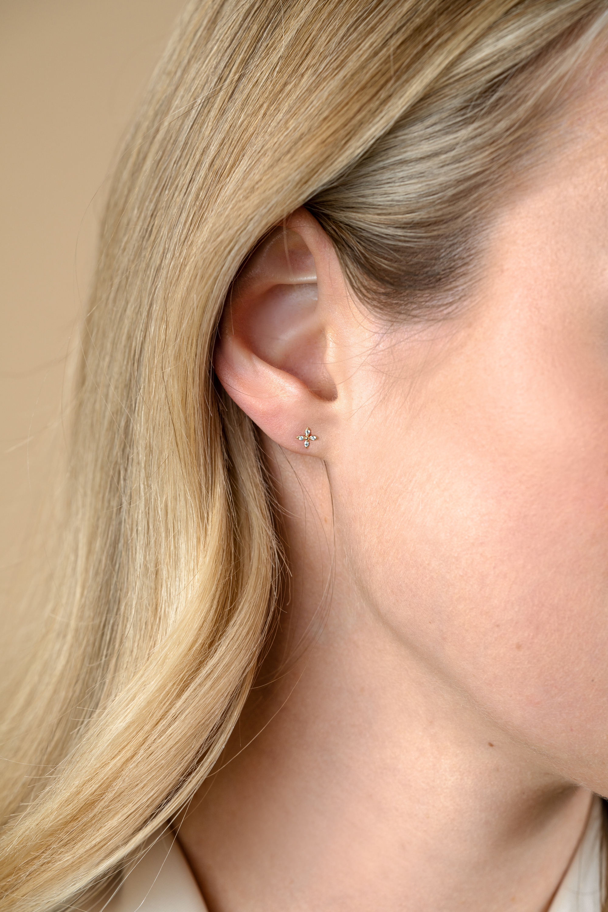 5mm ZINZI Gold 14 ct gold fantasy stud earrings in a flower shape, set with four round white cubic zirconias ZGO519
