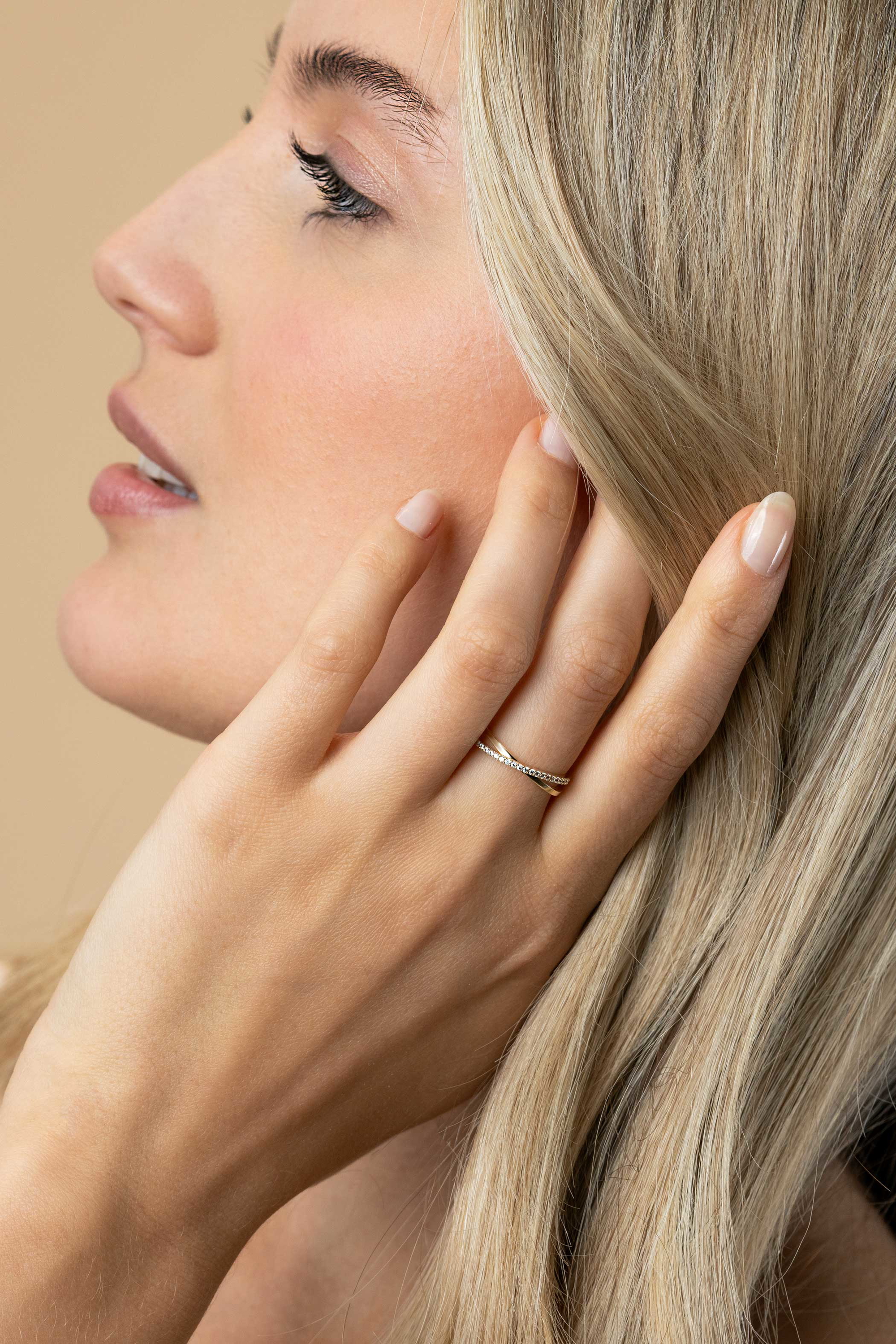 ZINZI Gold 14 krt gouden ring met cross-over design: glad en bezet met witte zirconia's ZGR469
