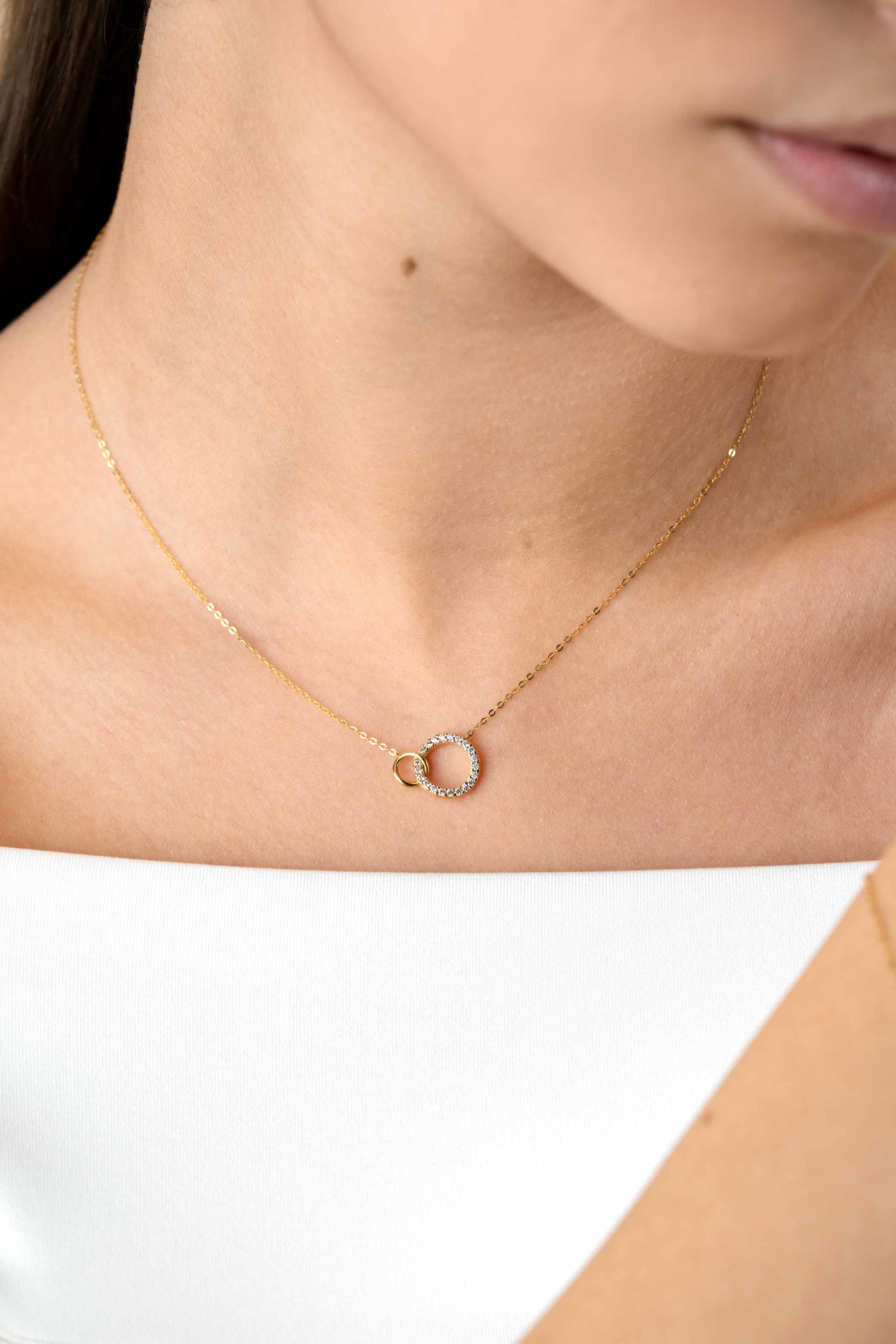 ZINZI Gold 14 krt gouden ketting met twee open rondjes, mooi met elkaar verbonden. Het groter rondje (11mm) is bezet met witte zirconia's 40-43cm ZGC460
