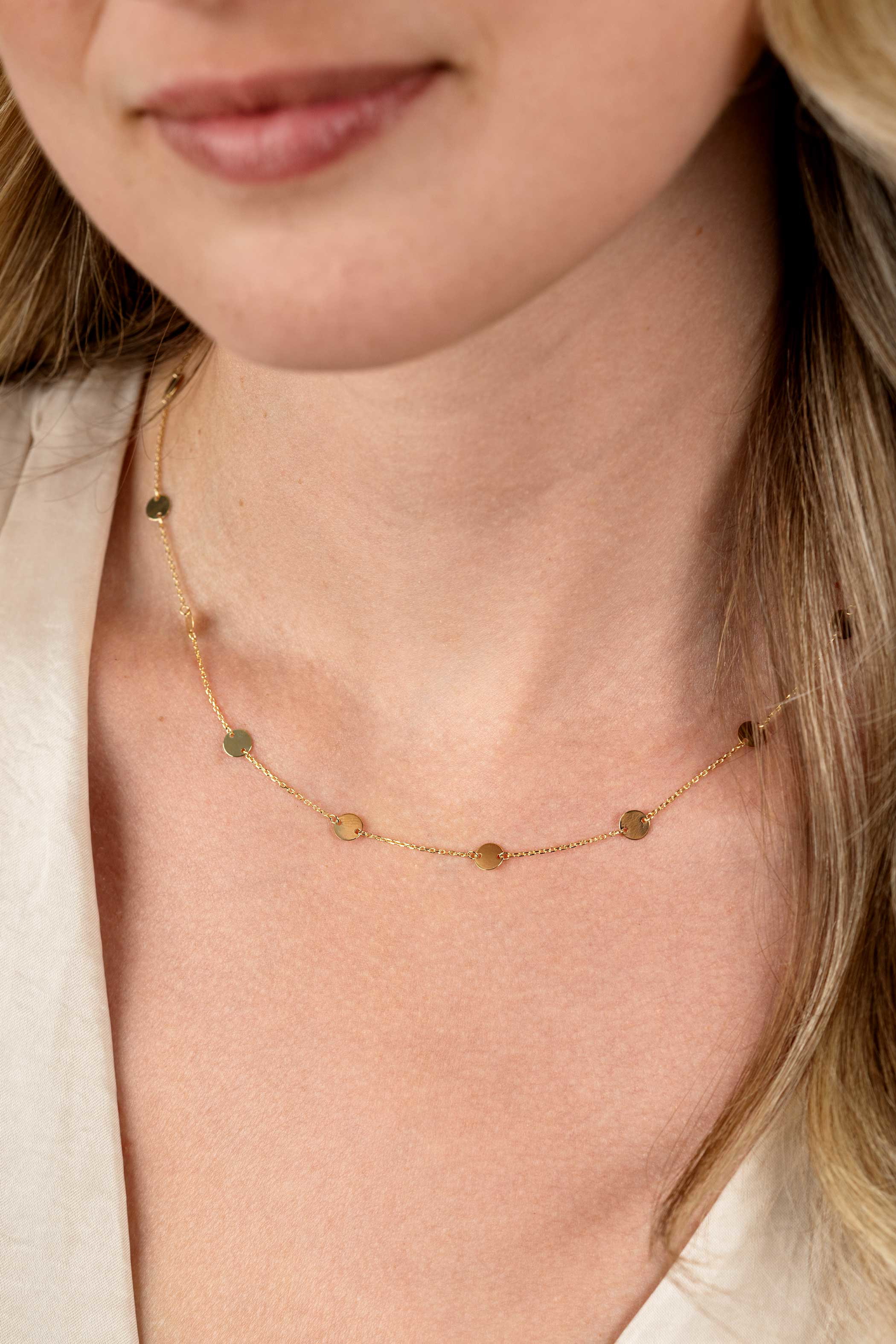 ZINZI Gold 14 krt gouden ketting met subtiele jasseron schakels en negen ronde gladde plaatjes 5mm breed 42-45cm ZGC503
