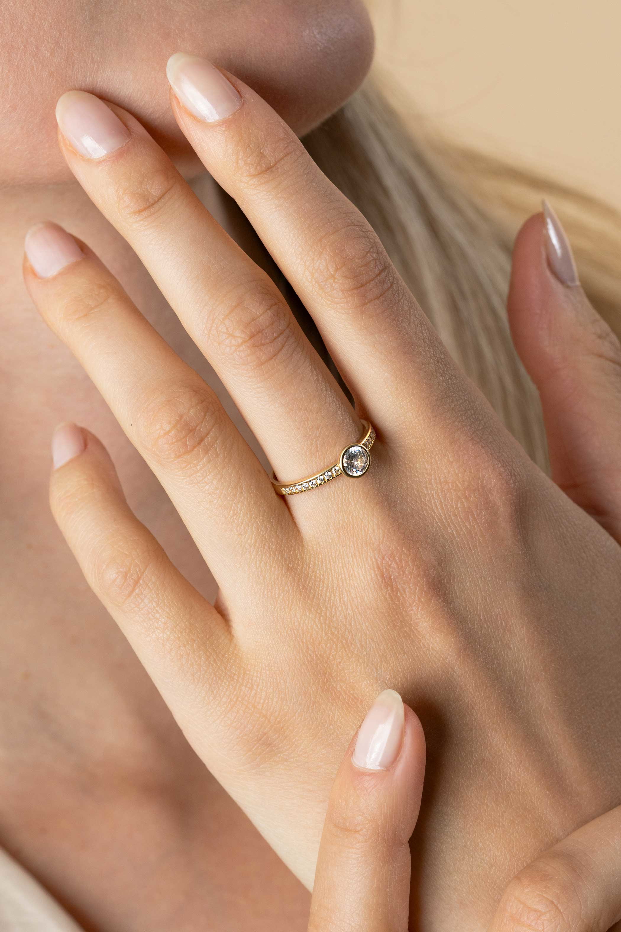 ZINZI Gold 14 krt gouden ring met witte zirconia's in de scheen en opvallende ronde zetting in het midden ZGR463

