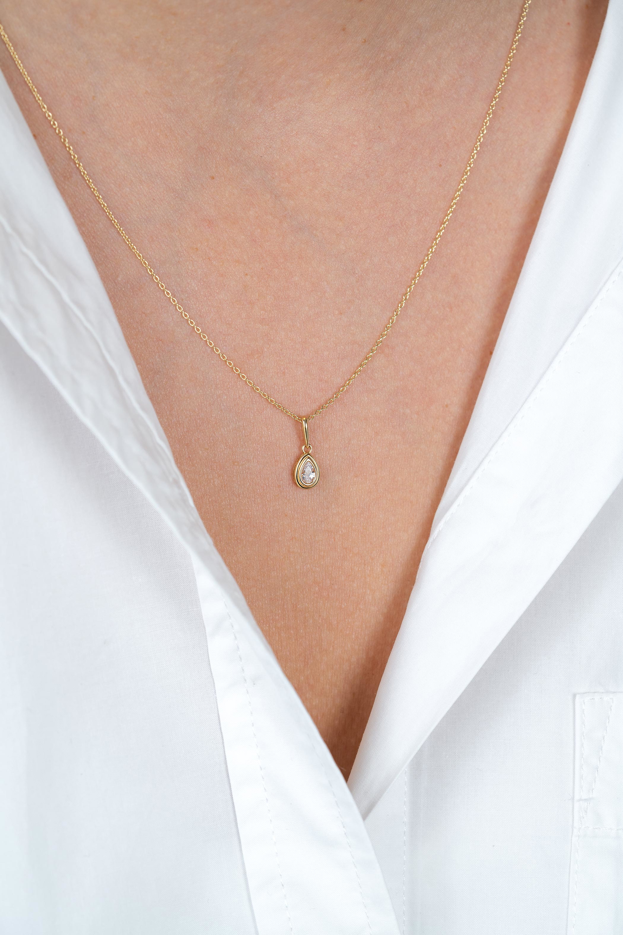 13mm ZINZI Gold 14 krt gouden hanger met druppelvormige witte zirconia in bewerkt kastje ZGH559 (zonder collier)
