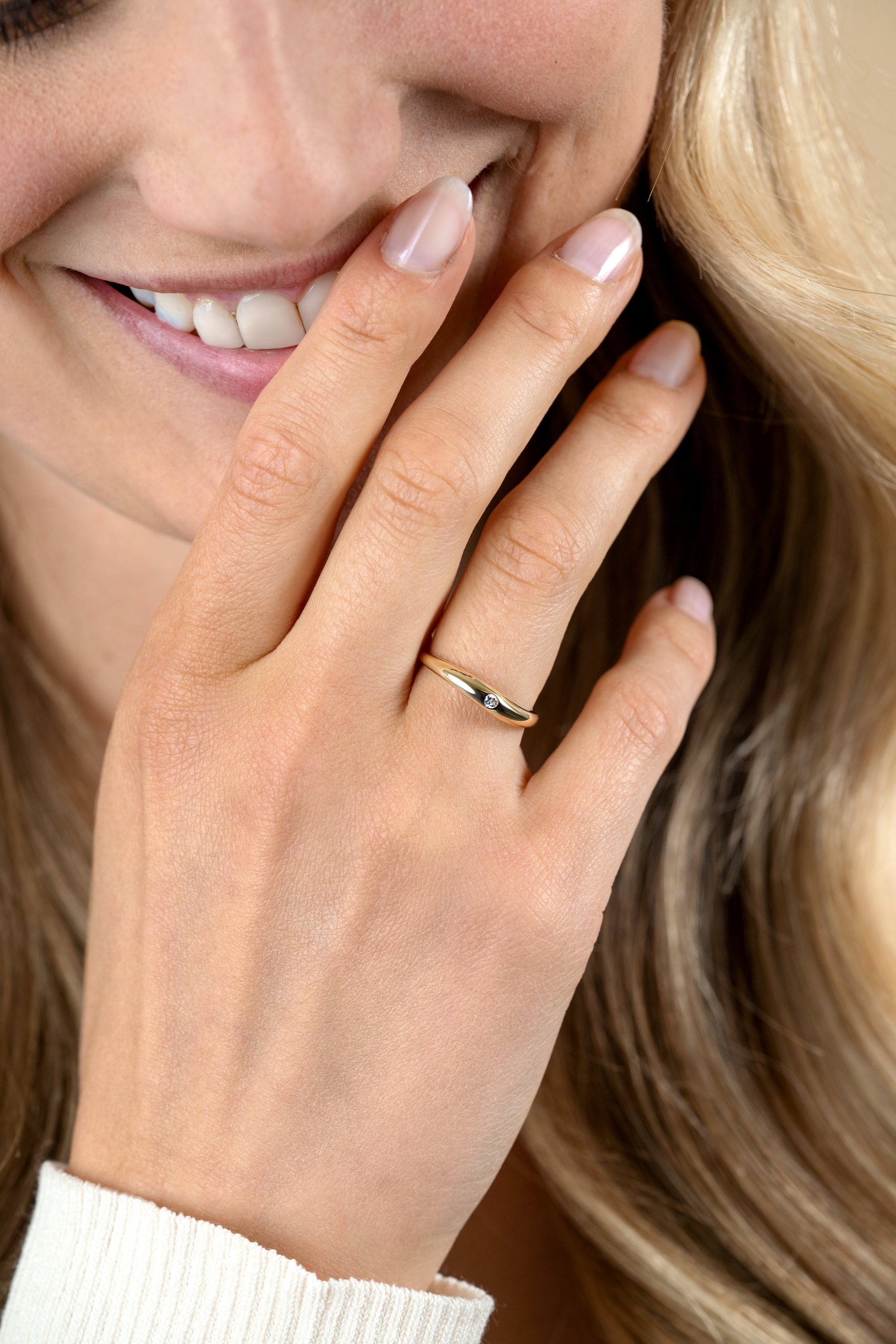 ZINZI Gold 14 krt gouden ring organisch gevormd, bezet met witte zirkonia ZGR535