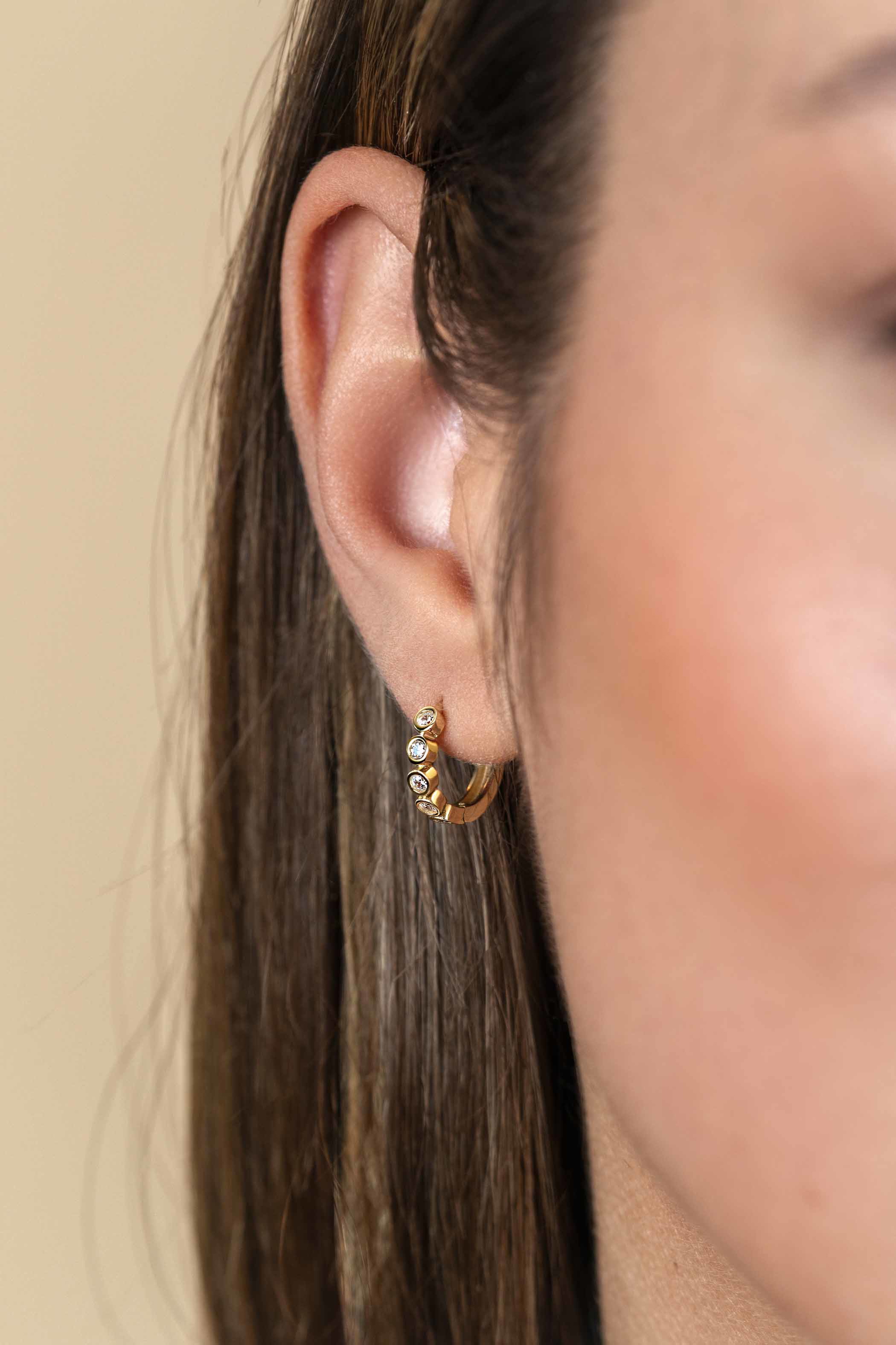13mm ZINZI Gold 14 krt gouden oorringen met ronde zettingen bezet met witte zirconia's, luxe klapsluiting 13mm x 2,7mm buis ZGO507
