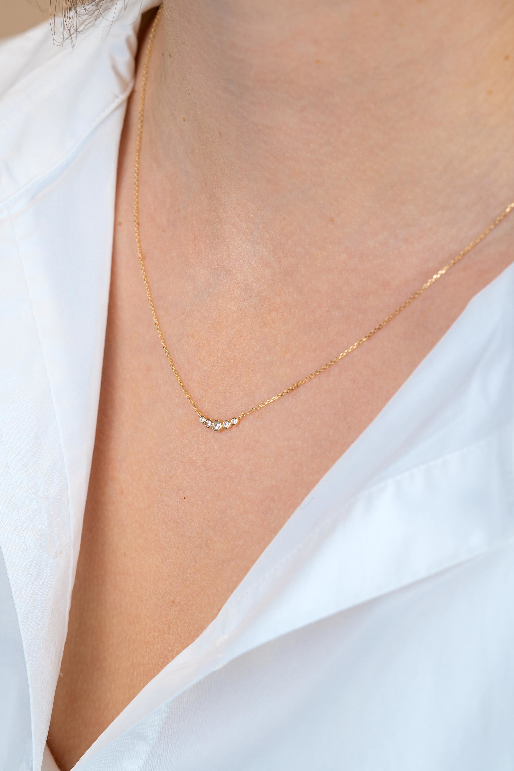 ZINZI Gold 14 karaat gouden ketting met vijf ronde witte zirconia's op een rij 45cm ZGC556
