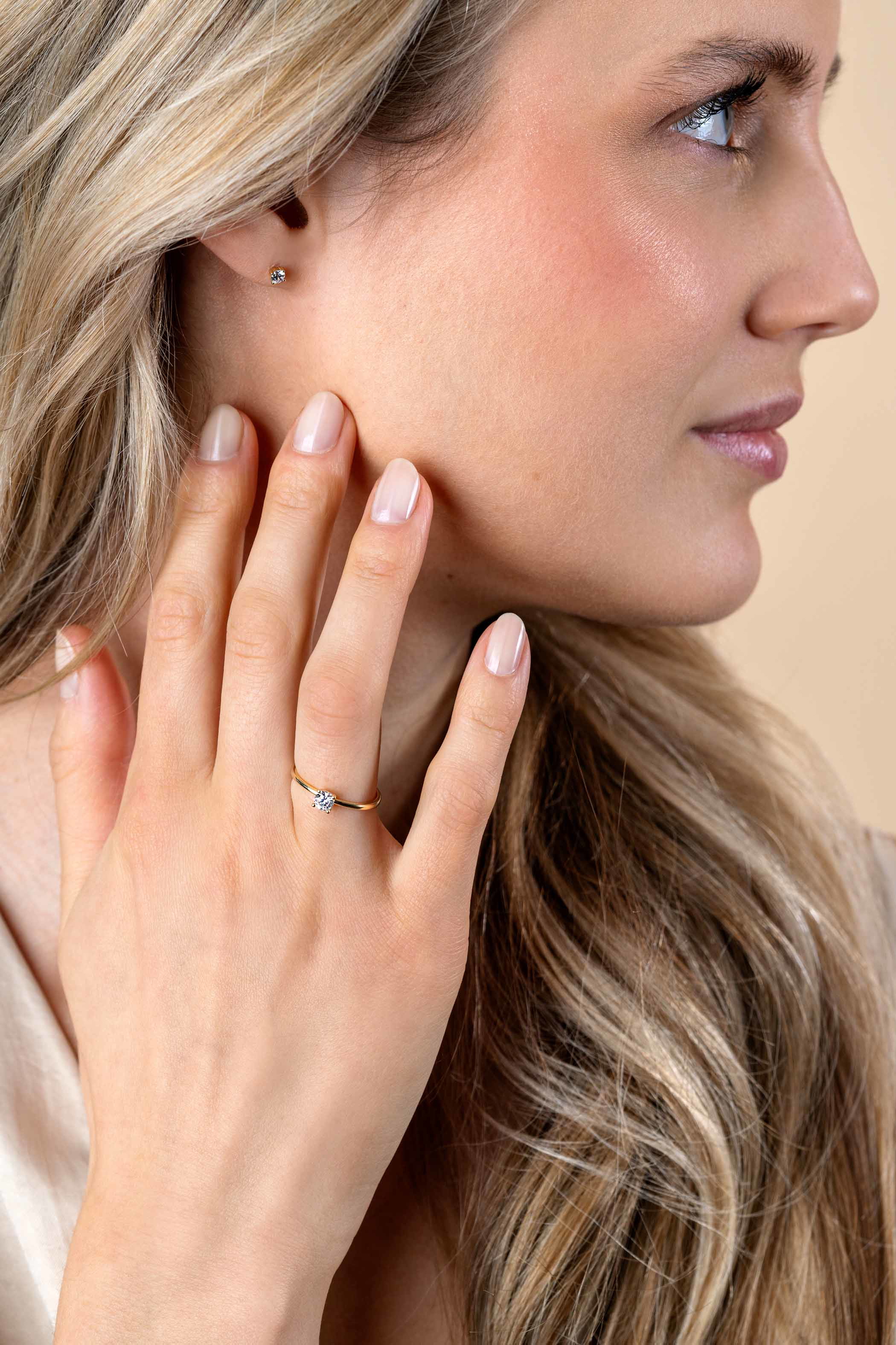 ZINZI Gold 14 krt gouden ring bezet met een ronde witte zirconia in vierpootszetting (4mm) ZGR385

