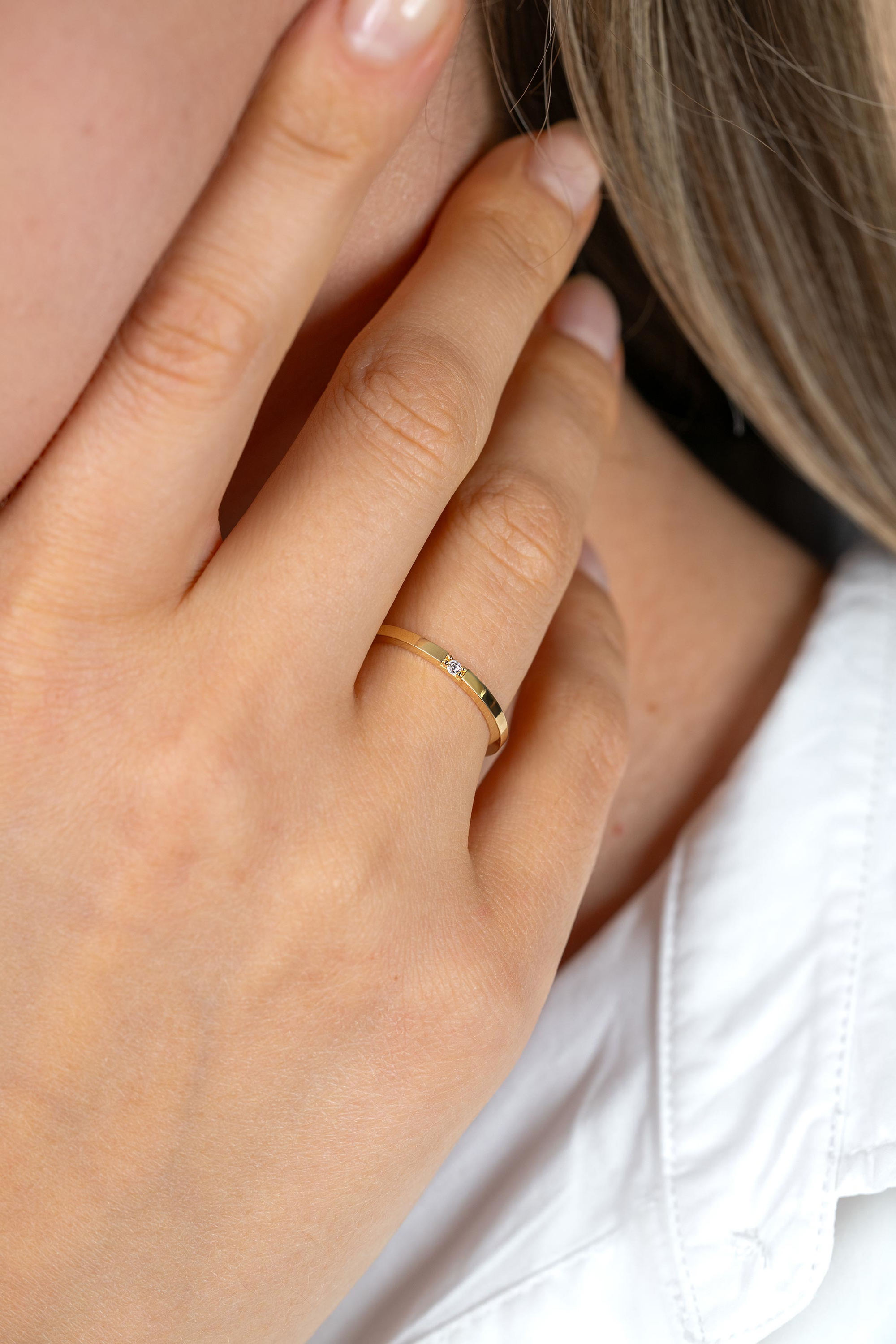 ZINZI Gold 14 krt gouden ring (1,6mm breed) bezet met witte zirconia ZGR561