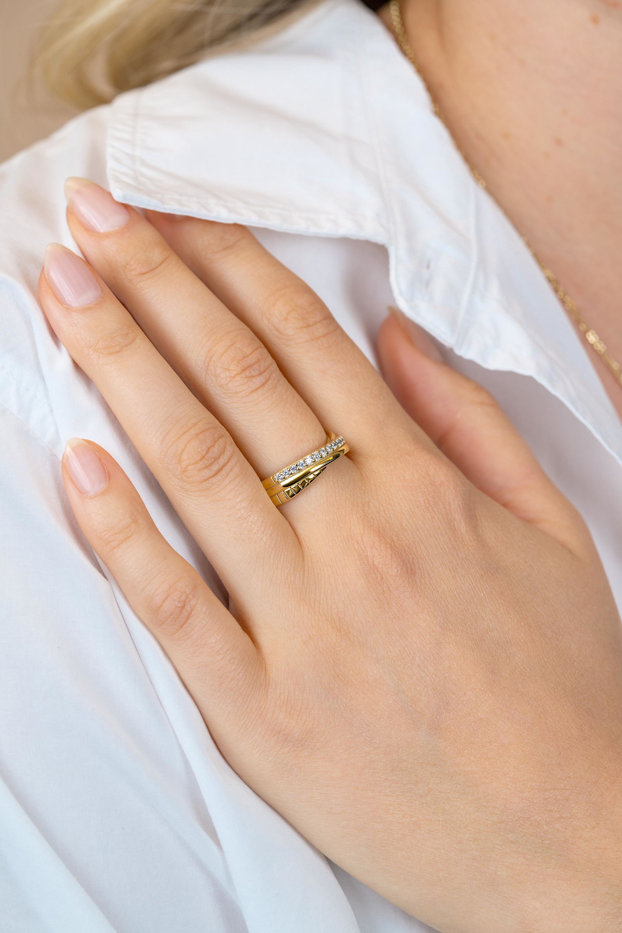 ZINZI goldplated zilveren brede cross-over ring glad witte zirkonia's ZIR2801