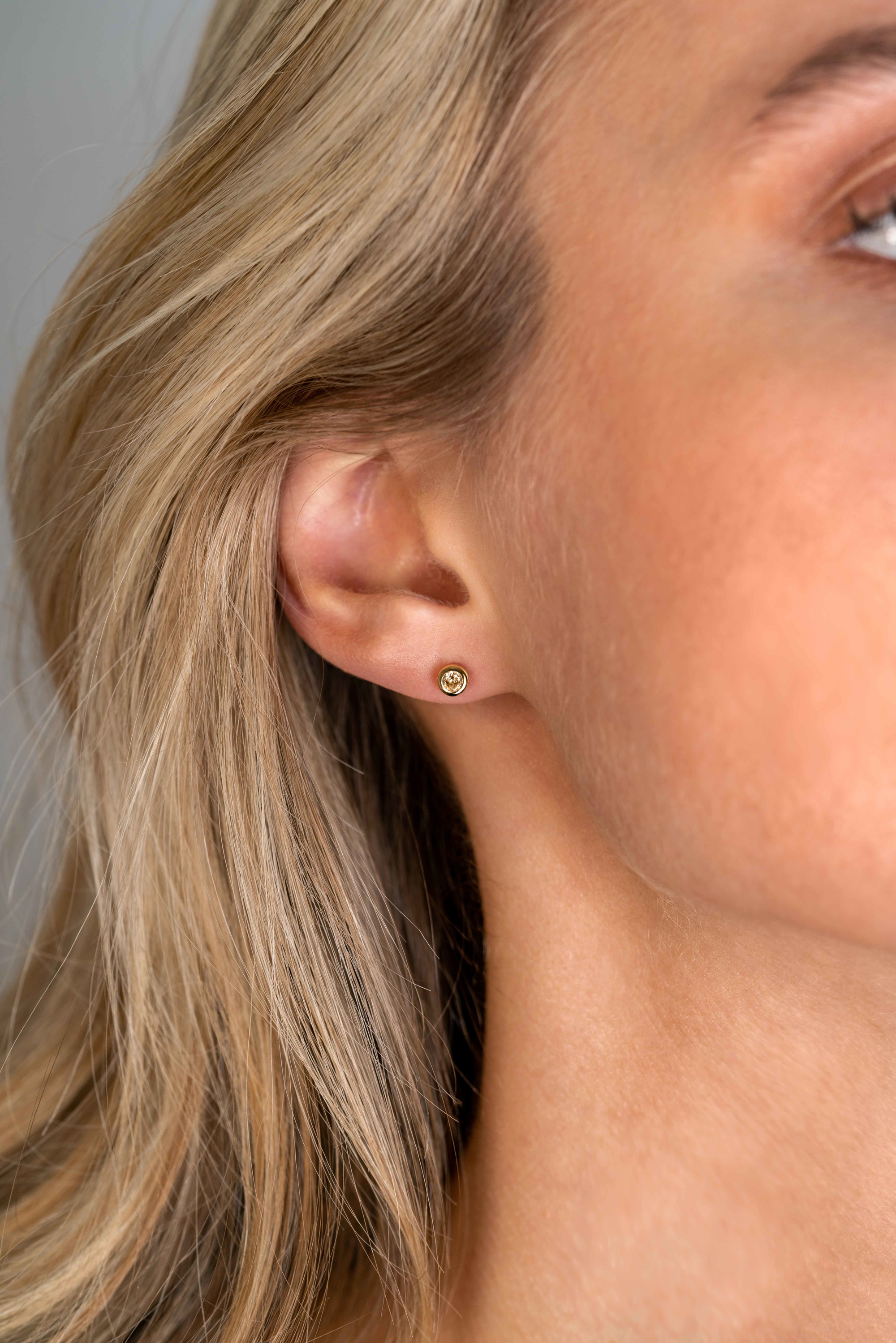 NOVEMBER oorknoppen 4mm gold plated met geboortesteen geel citrien zirconia
