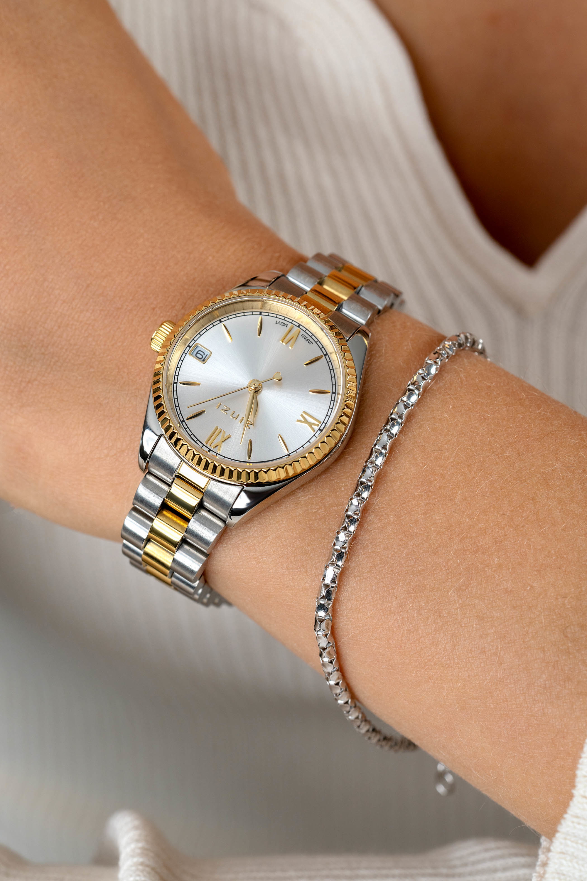ZINZI Iconic horloge 30mm met datum, goudgekleurde gekartelde rand, zilverkleurige wijzerplaat en stalen bicolor schakelband ZIW2233