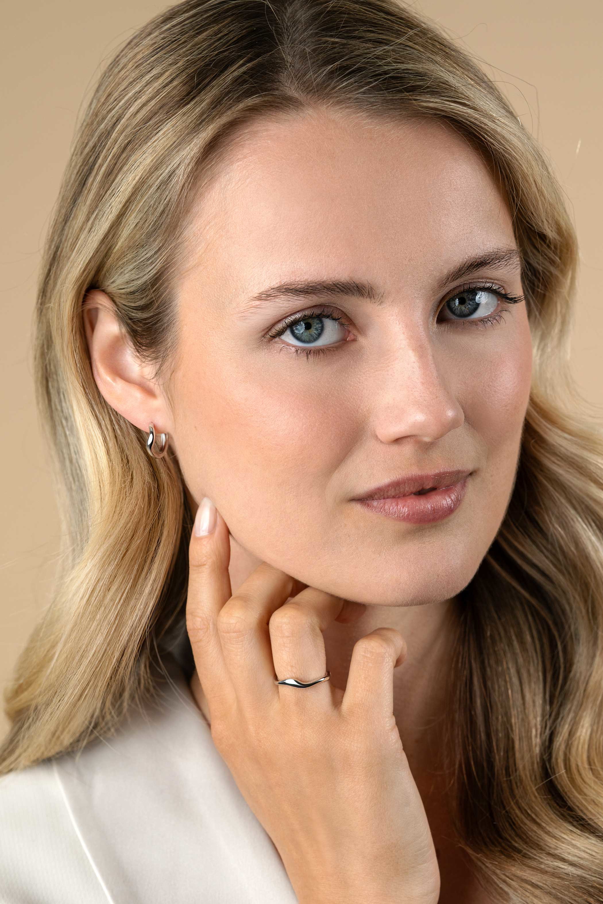 15mm ZINZI silver hoops organically shaped with luxury hinge closure ZIO2627