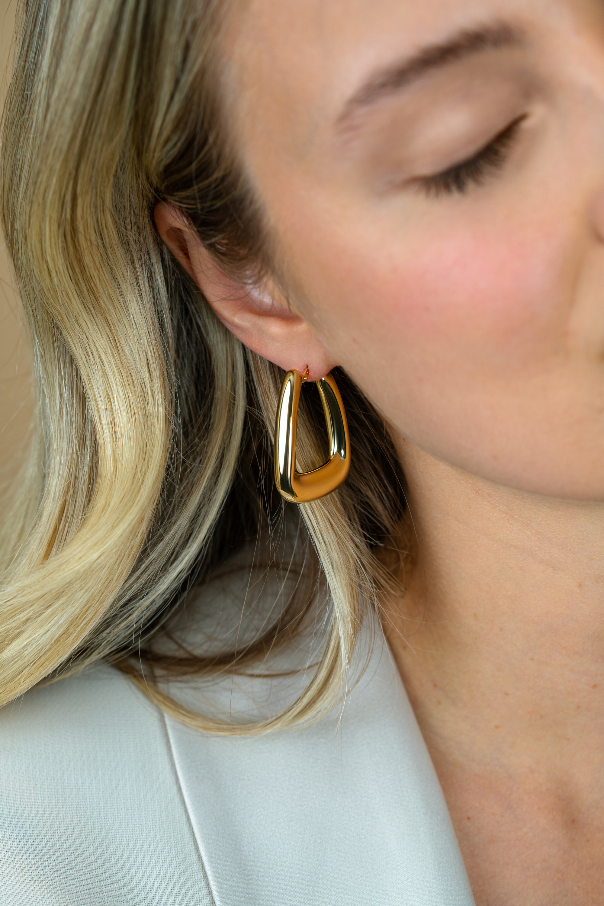 33mm ZINZI gold plated zilveren oorringen met brede buis en rechthoekig model, handige bovensluiting ZIO2748G