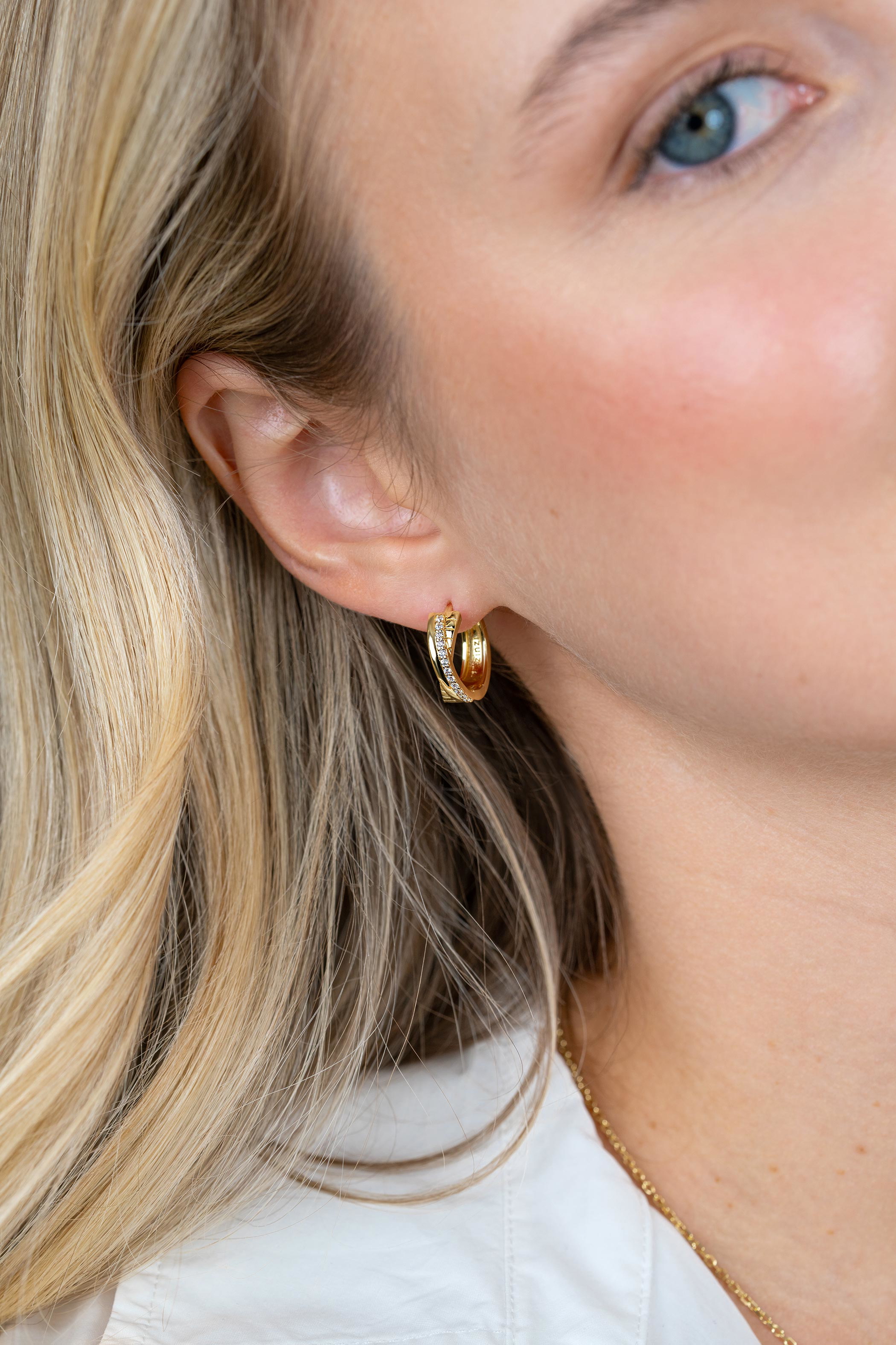 16,5mm ZINZI goldplated zilveren cross-over oorringen met luxe scharniersluiting 5mm breed ZIO2801