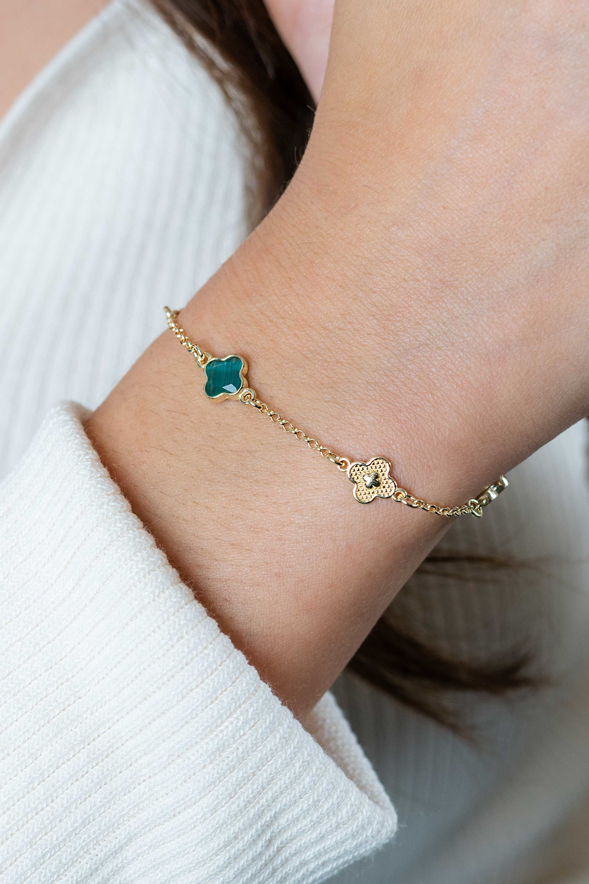 ZINZI gold plated zilveren schakel armband met twee donkerblauwe klavers en een groene klaver 16-19cm ZIA2583