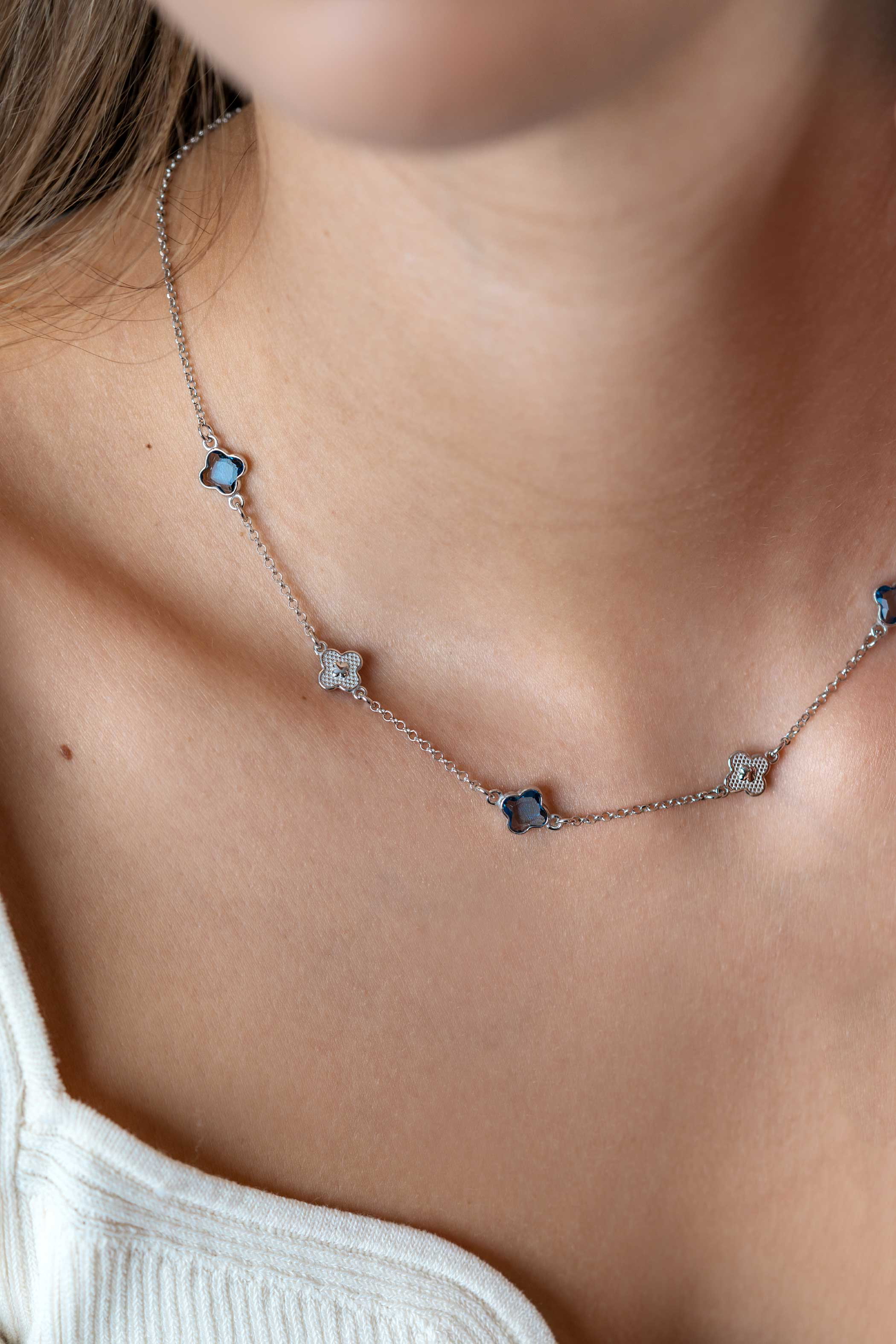ZINZI zilveren schakel ketting met twee zilveren en drie blauwe klavers 40-45cm ZIC2582