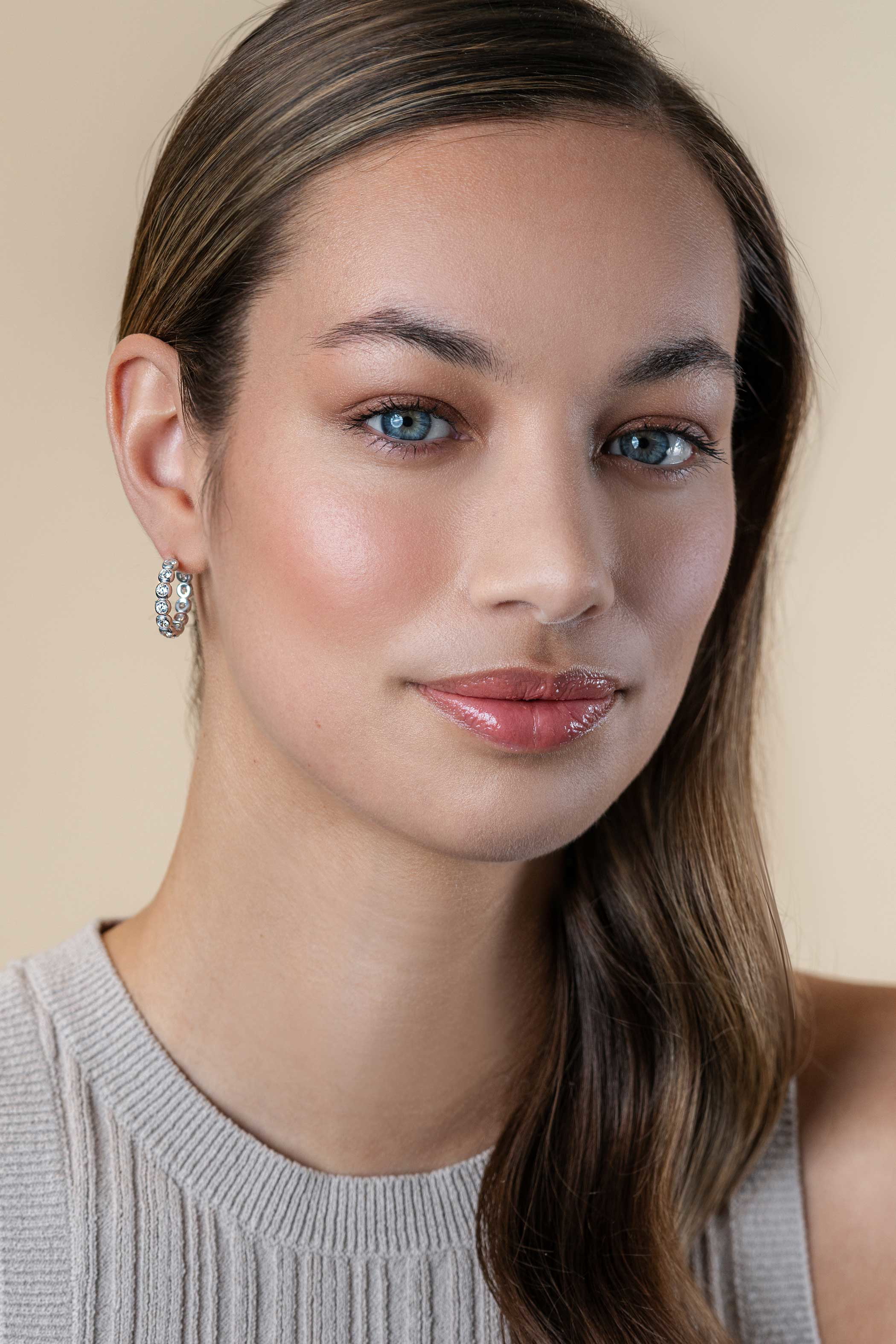 21mm ZINZI silver half hoop earrings, 4mm tube thickness, set with 12 white zirconias and with butterfly clasp ZIO2573
