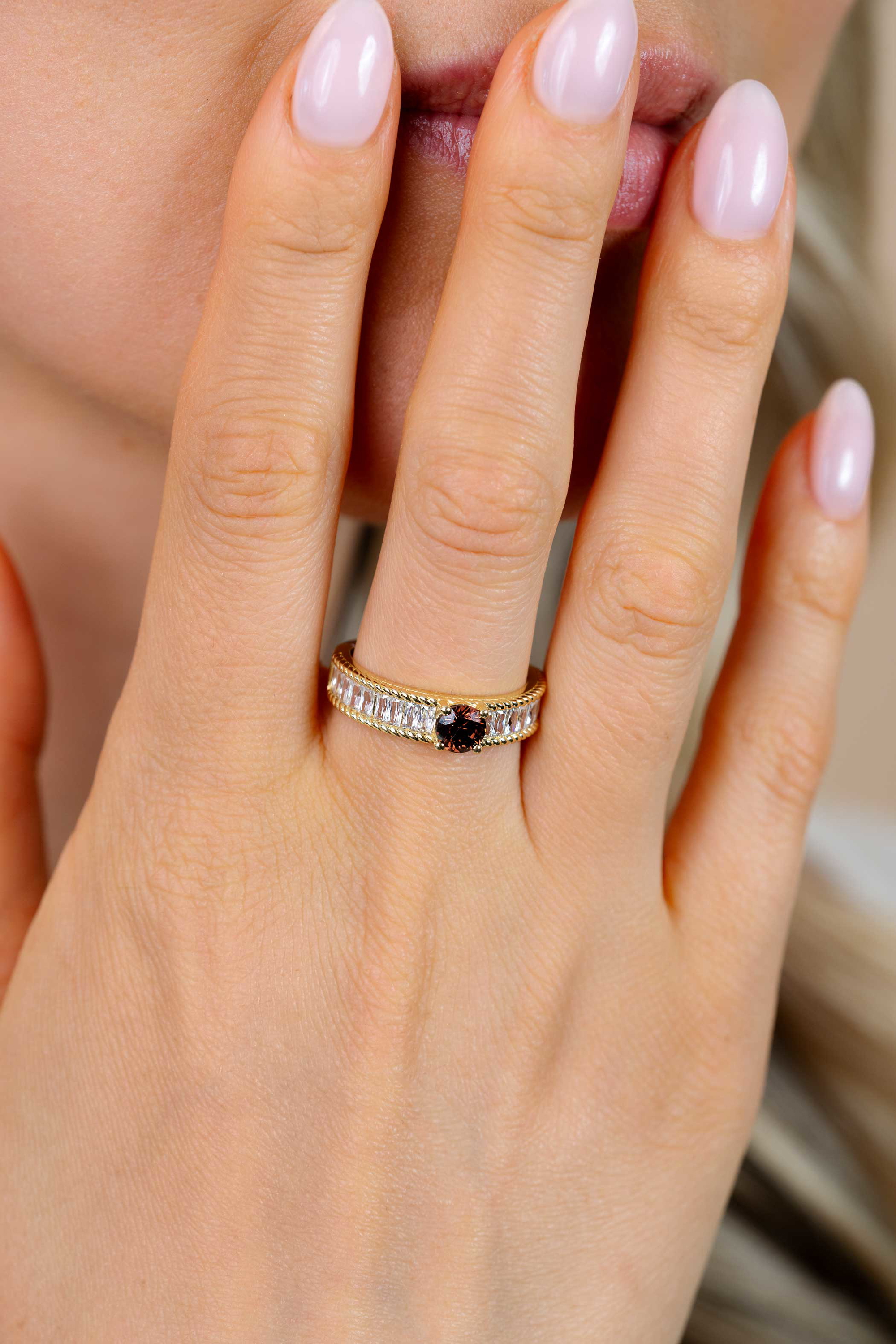 ZINZI gold plated zilveren ring met een bruine kleursteen, een rij baguette geslepen witte zirkonia’s en sierlijke randafwerking ZIR2880