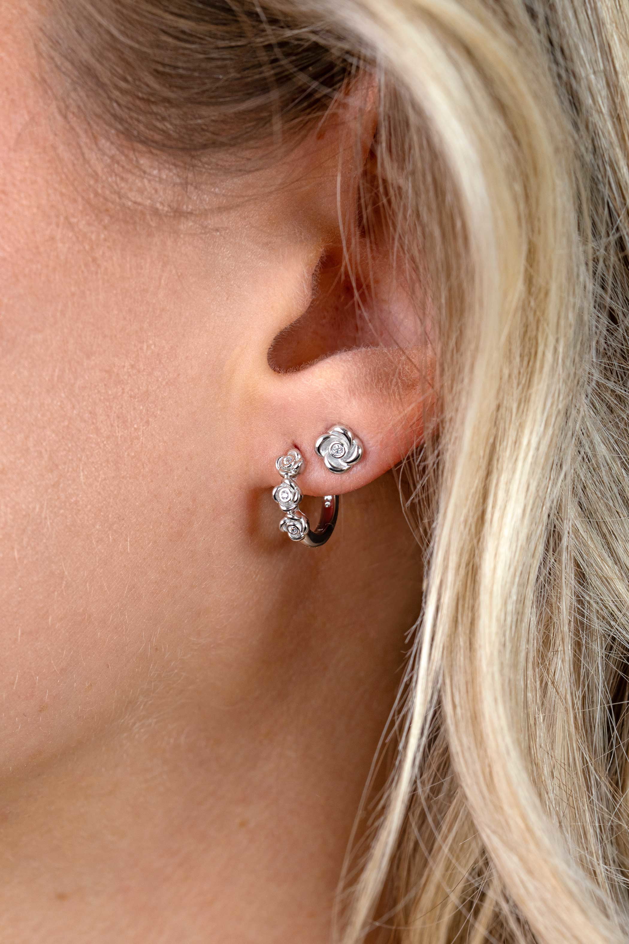 13mm ZINZI zilveren oorringen met drie roosjes, bezet met witte zirkonia’s, luxe klapsluiting ZIO2873
