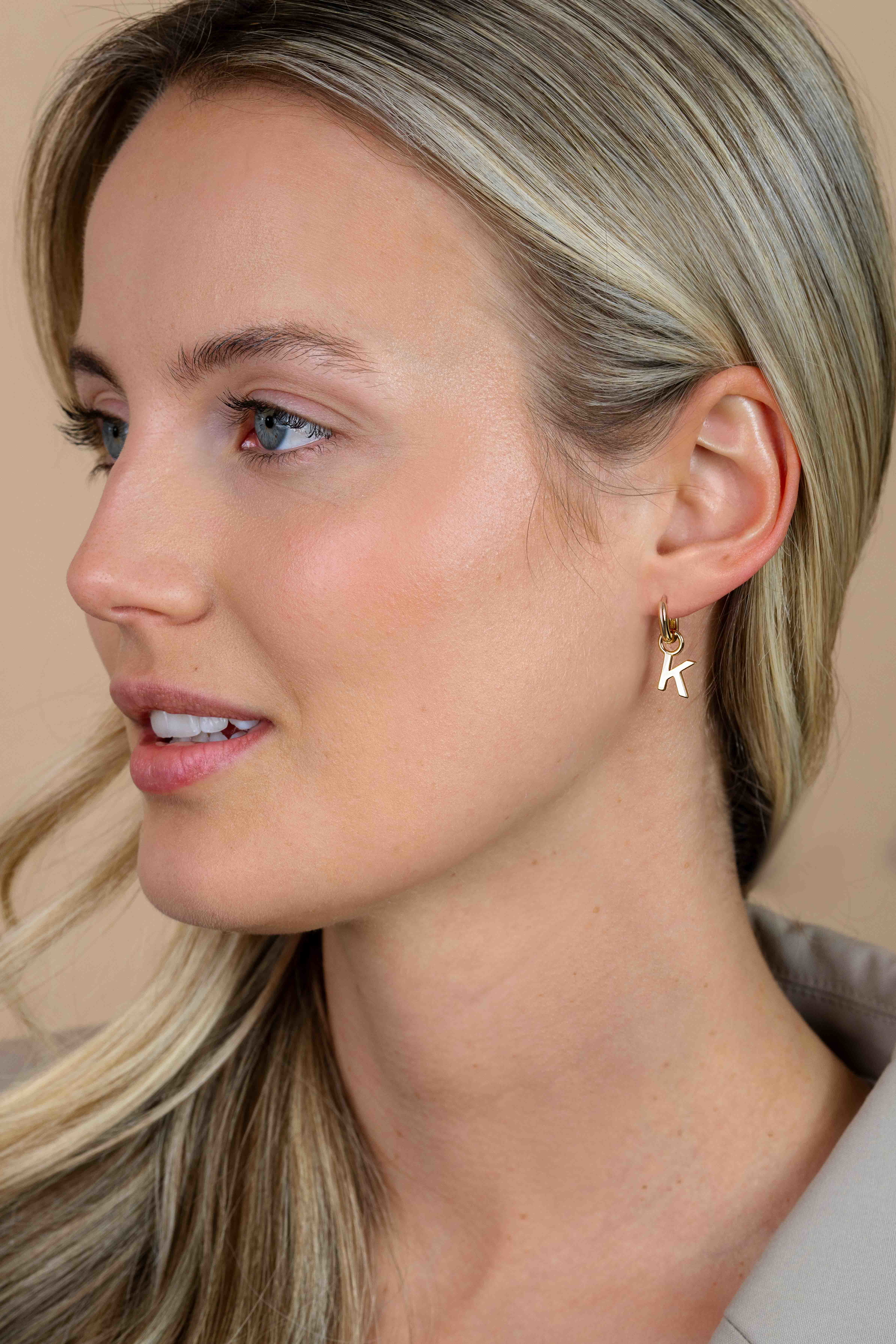 ZINZI Gold Plated Letter Earrings Pendant K price per piece ZICH2145K (excl. hoop earrings)