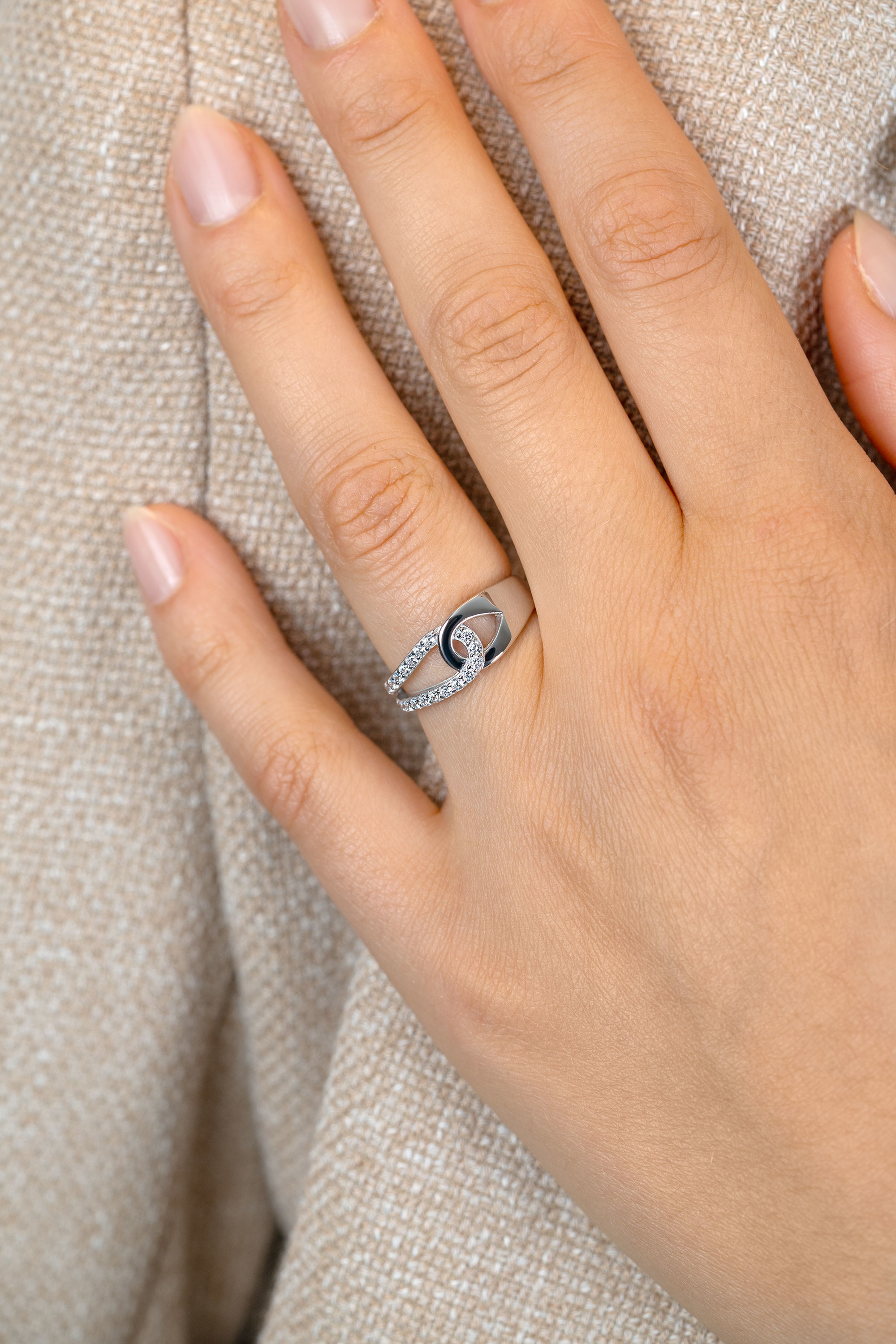 ZINZI zilveren ring met twee in elkaar gevlochten druppelvormen ZIR2768