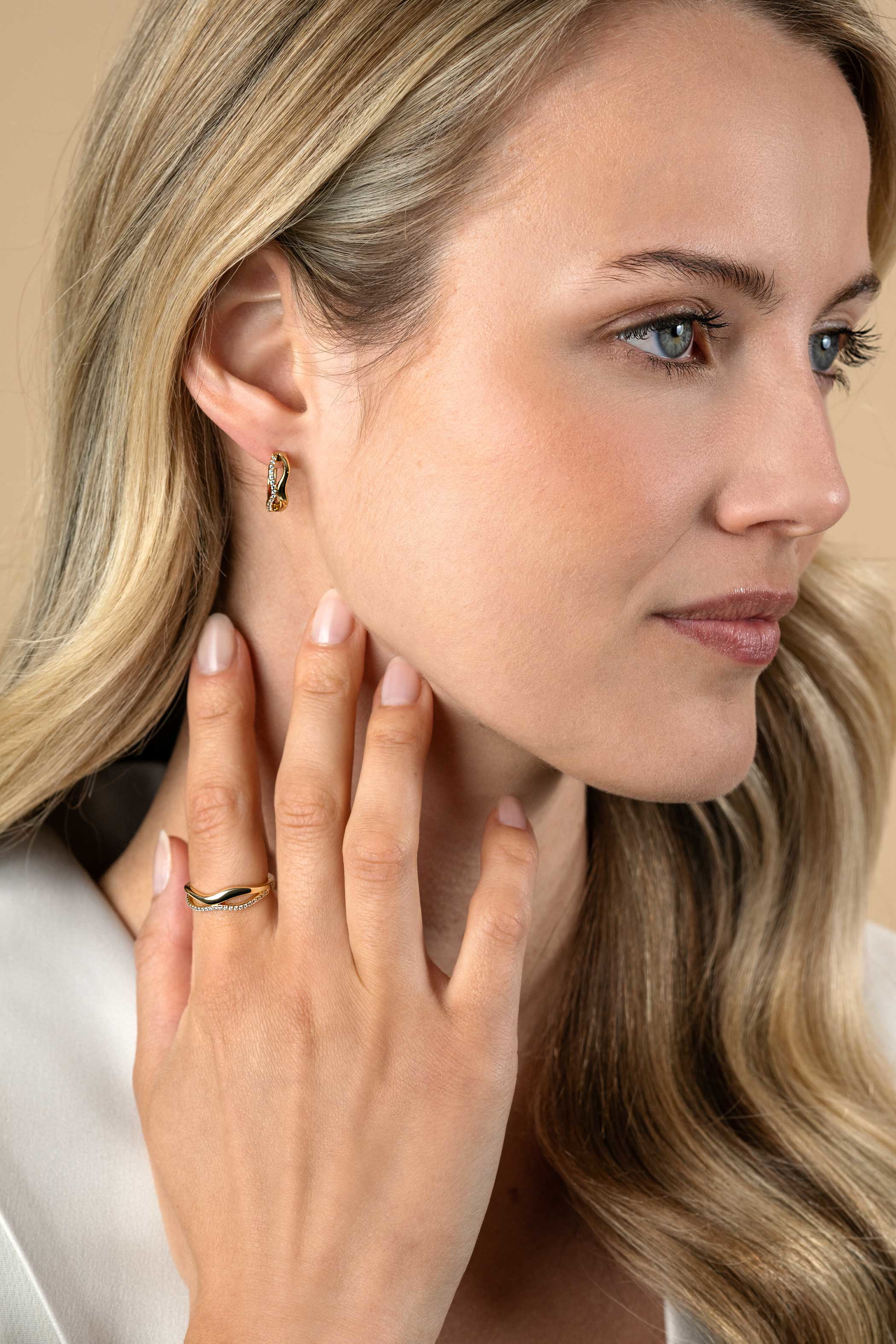 15mm ZINZI gold plated silver hoops organically shaped with two wavy lines, one of which is set with white zirconia, with luxury hinge closure ZIO2629Y