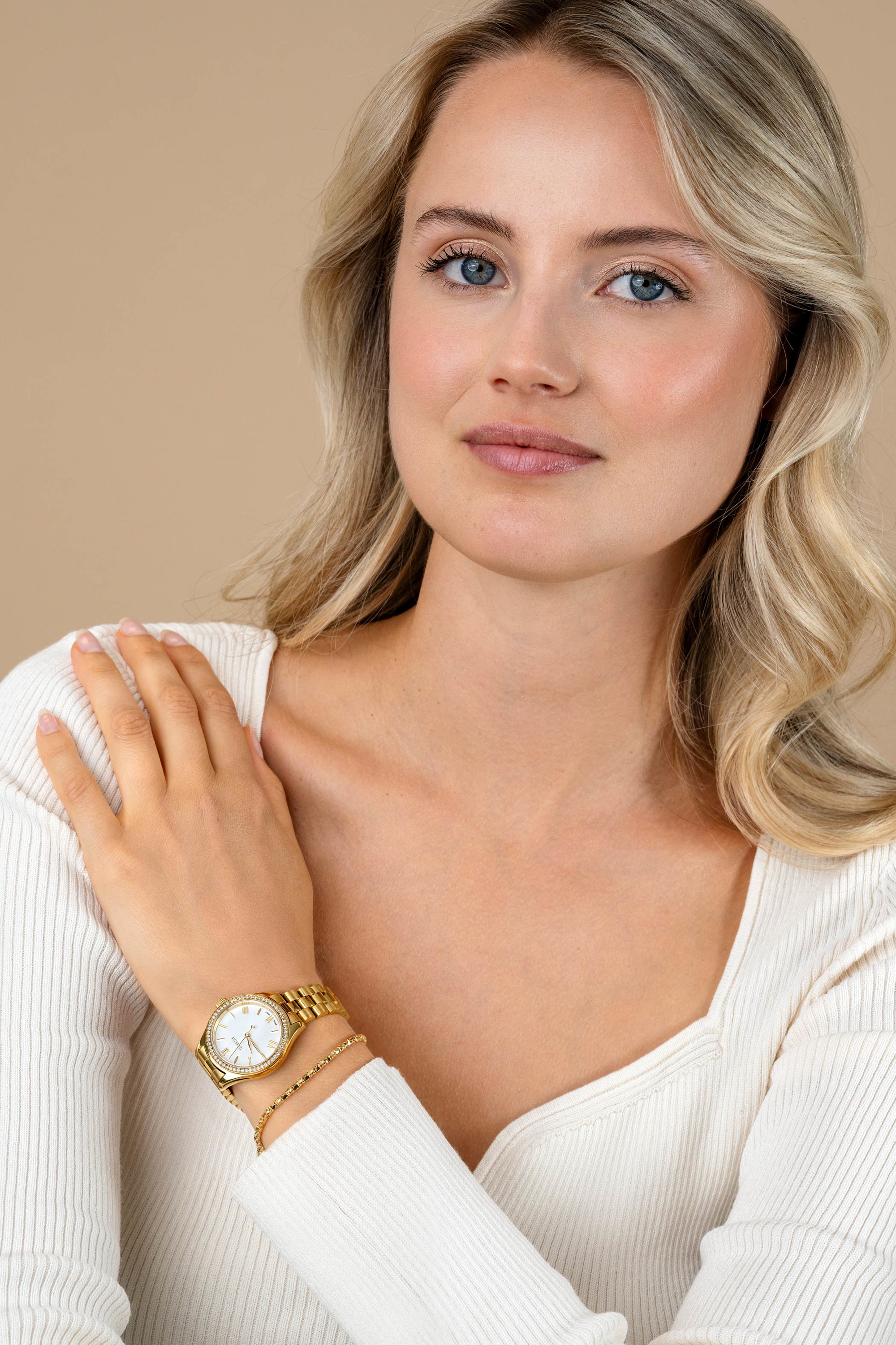 ZINZI Tresor horloge 32mm bezet met witte zirkonia's, parelmoer wijzerplaat en goudkleurige stalen kast en schakelband ZIW2434