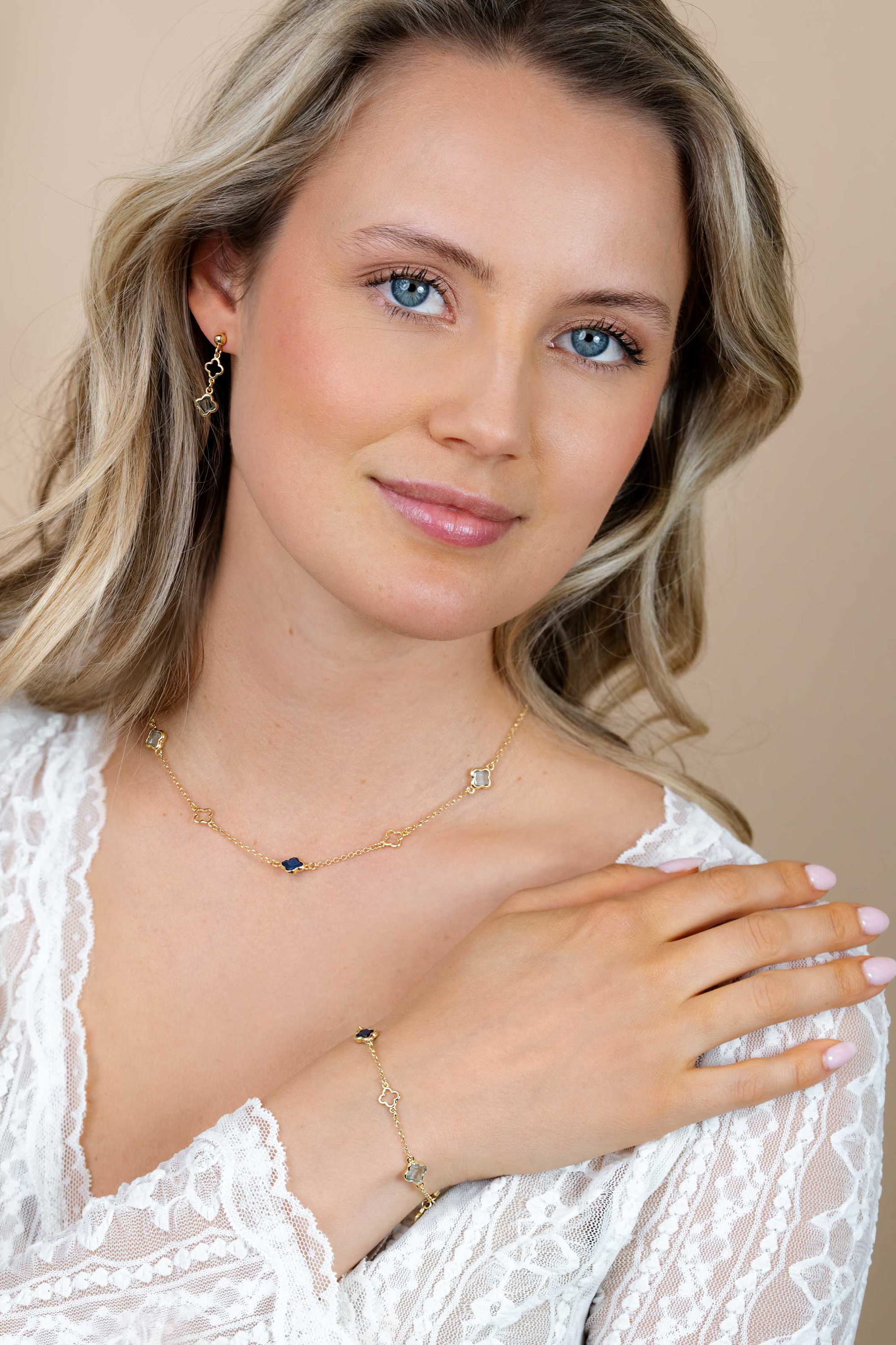 ZINZI gold plated zilveren schakel armband met twee licht blauwe klavers en een saffier klaver 17-19cm ZIA2906