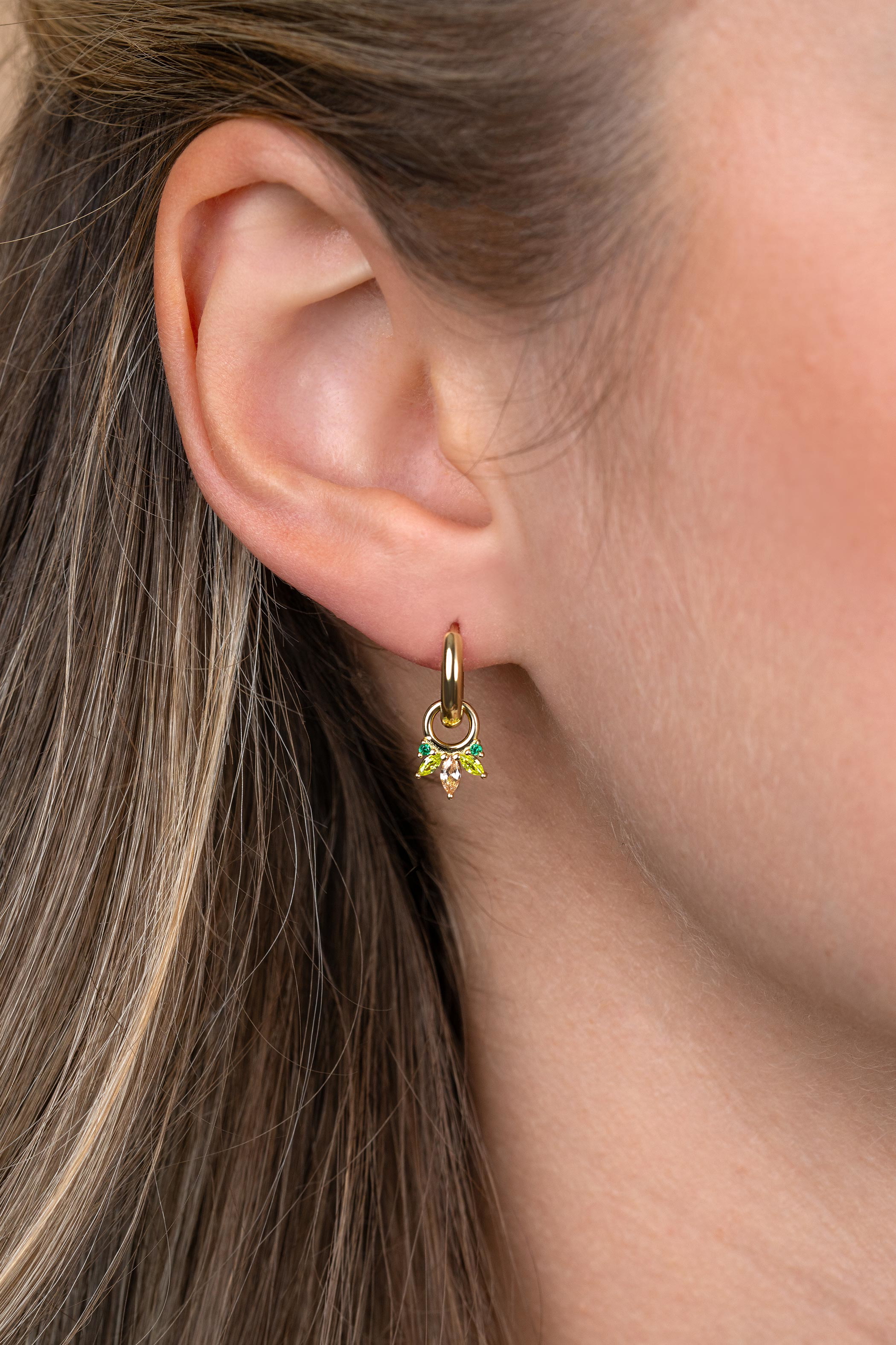 10mm ZINZI gold plated zilveren oorbedels met vijf speelse zettingen in aflopende grootte, bezet met champagne, peridot en donkergroene kleurstenen ZICH2633GC (zonder oorringen)