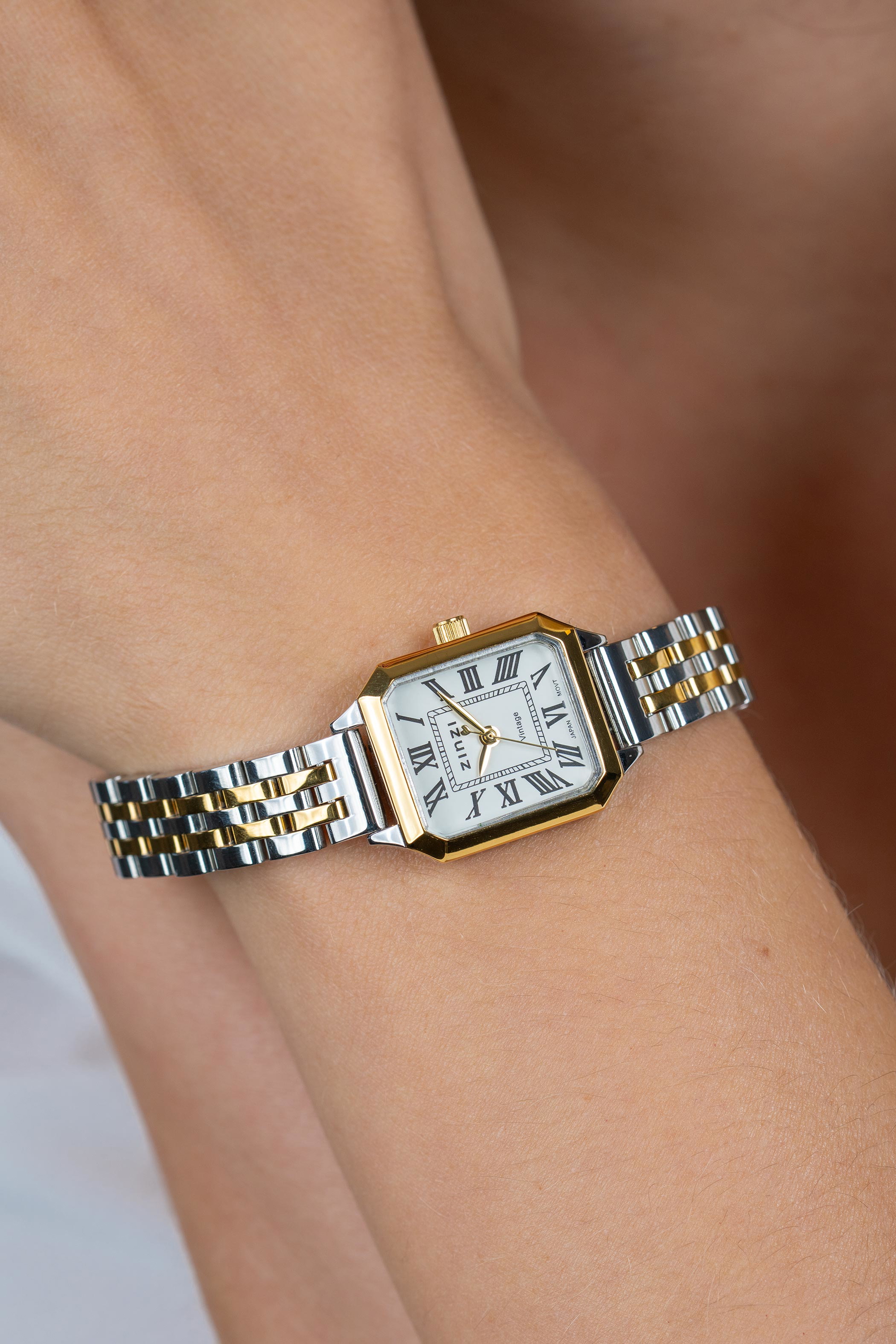 ZINZI Vintage horloge 24mm achthoekige geelgoudkleurige kast, witte wijzerplaat, bicolor stalen band en Japans uurwerk ZIW2607