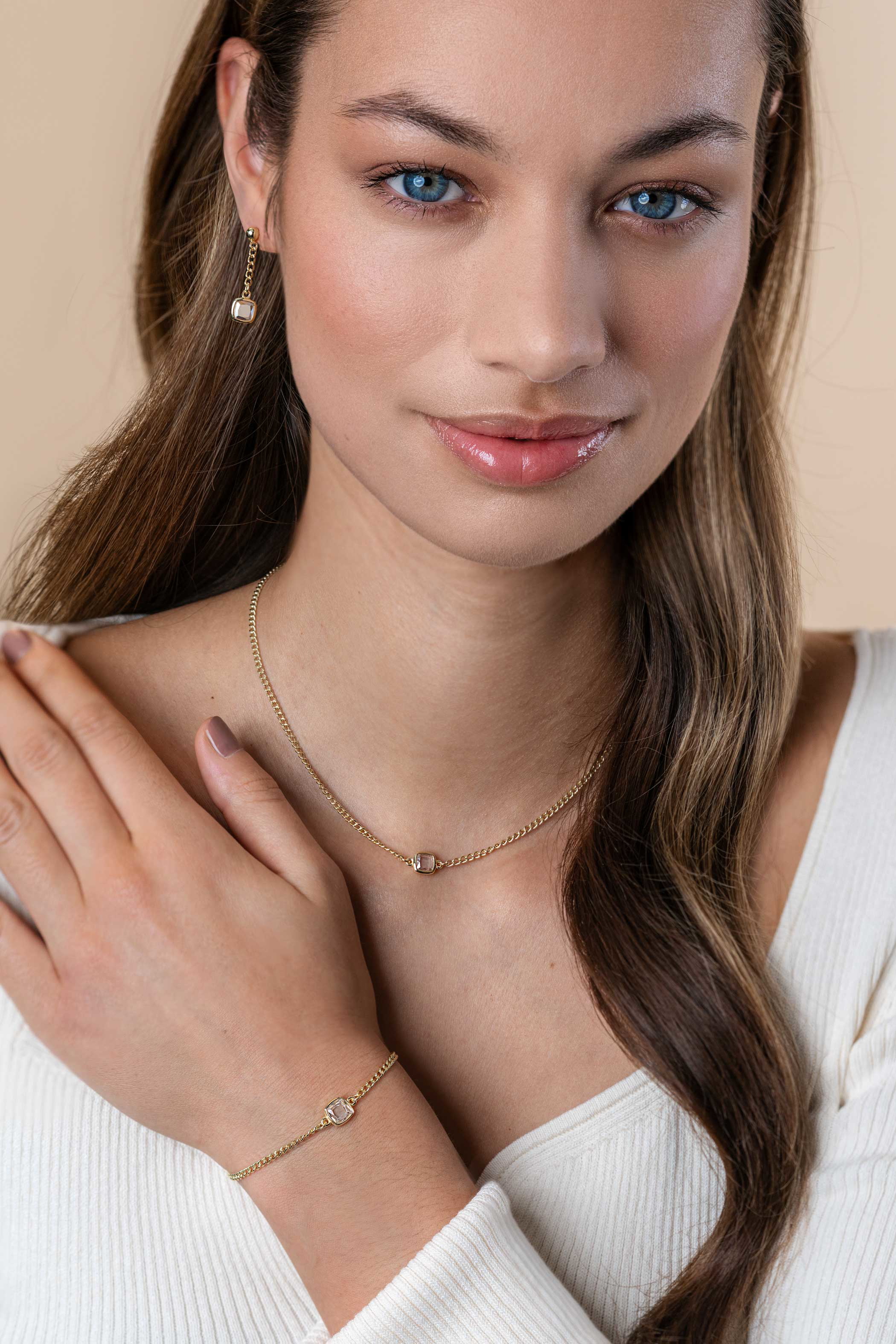 25mm ZINZI gold plated zilveren oorstekers met gourmet kettinkje en vierkante zetting bezet met witte zirconia ZIO2417Y