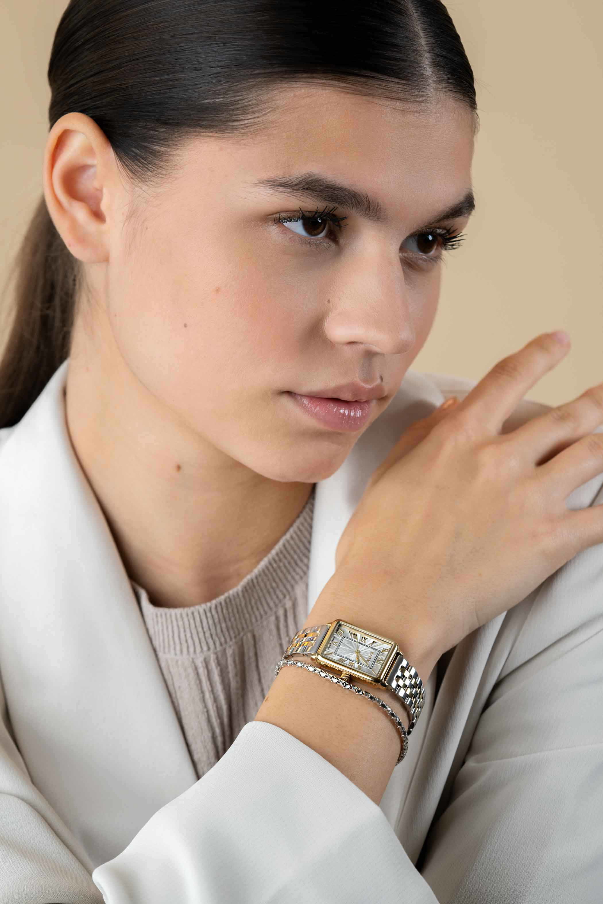 ZINZI Elegance bicolor horloge witte wijzerplaat en rechthoekige goudkleurige kast en bicolor stalen schakelband 28mm extra dun ZIW1907