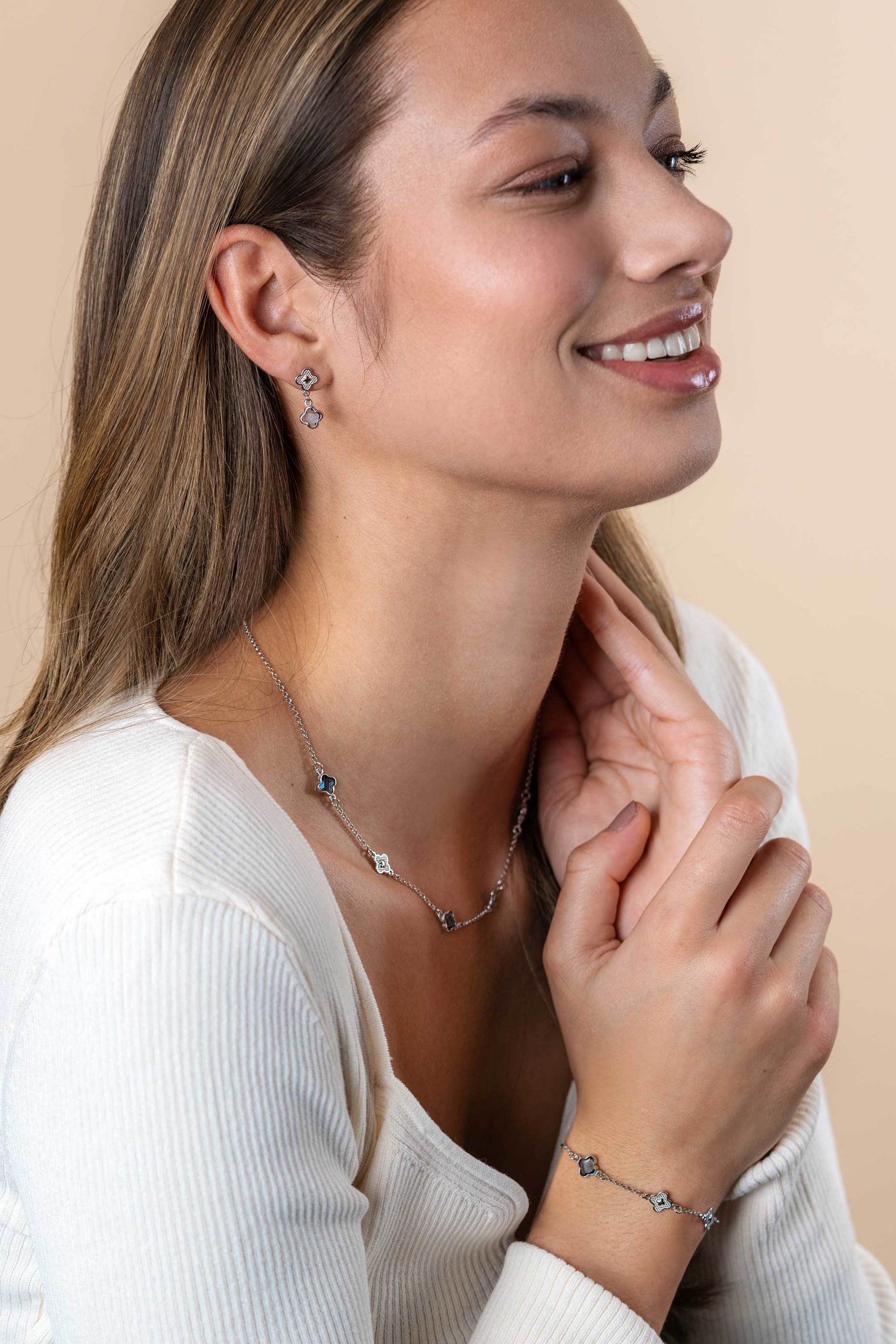 ZINZI zilveren schakel ketting met twee zilveren en drie blauwe klavers 40-45cm ZIC2582