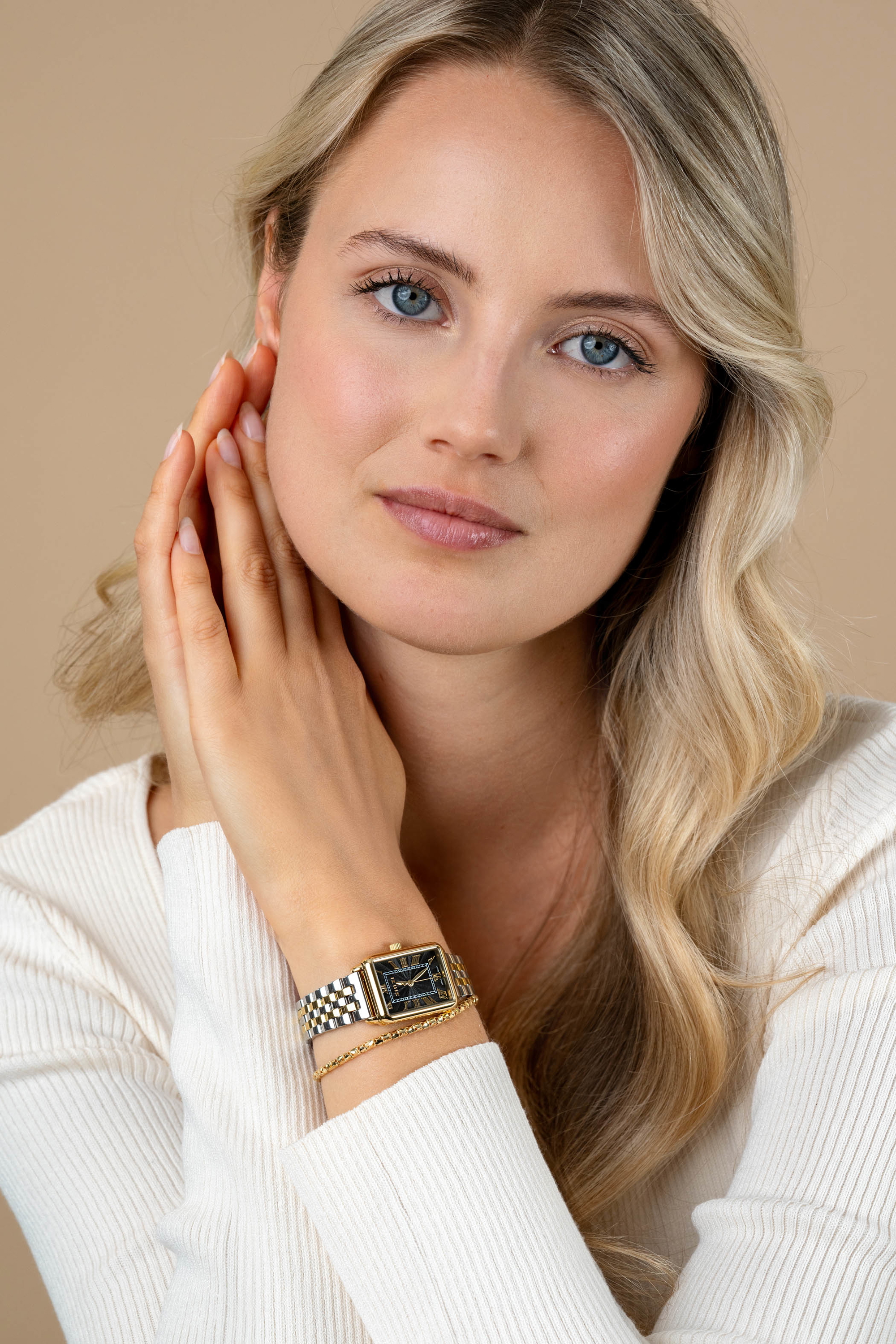 ZINZI Elegance horloge zwarte wijzerplaat en rechthoekige kast stalen bicolor schakelband 28mm extra dun ZIW1943