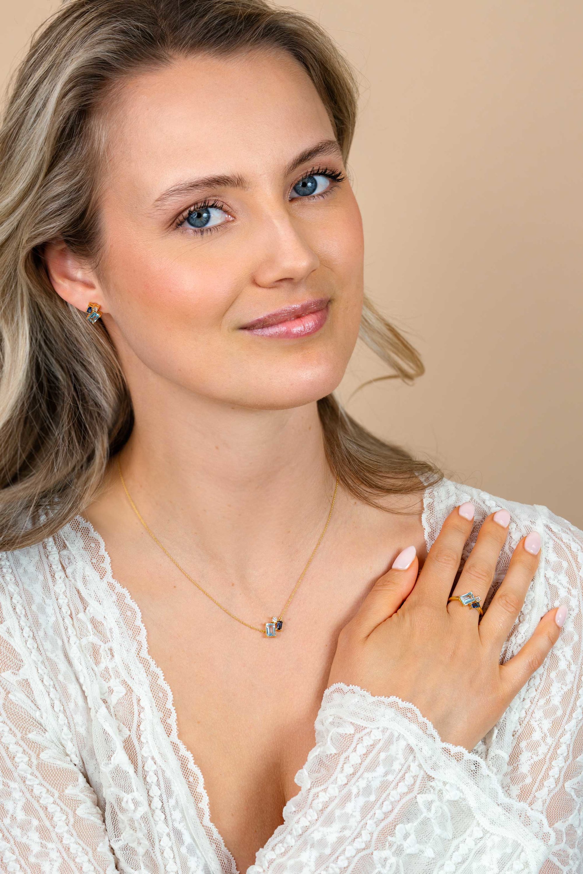 ZINZI gold plated zilveren ring bezet met geometrische kleurstenen in lichtblauw, petrolblauw en fonkelend wit ZIR2897