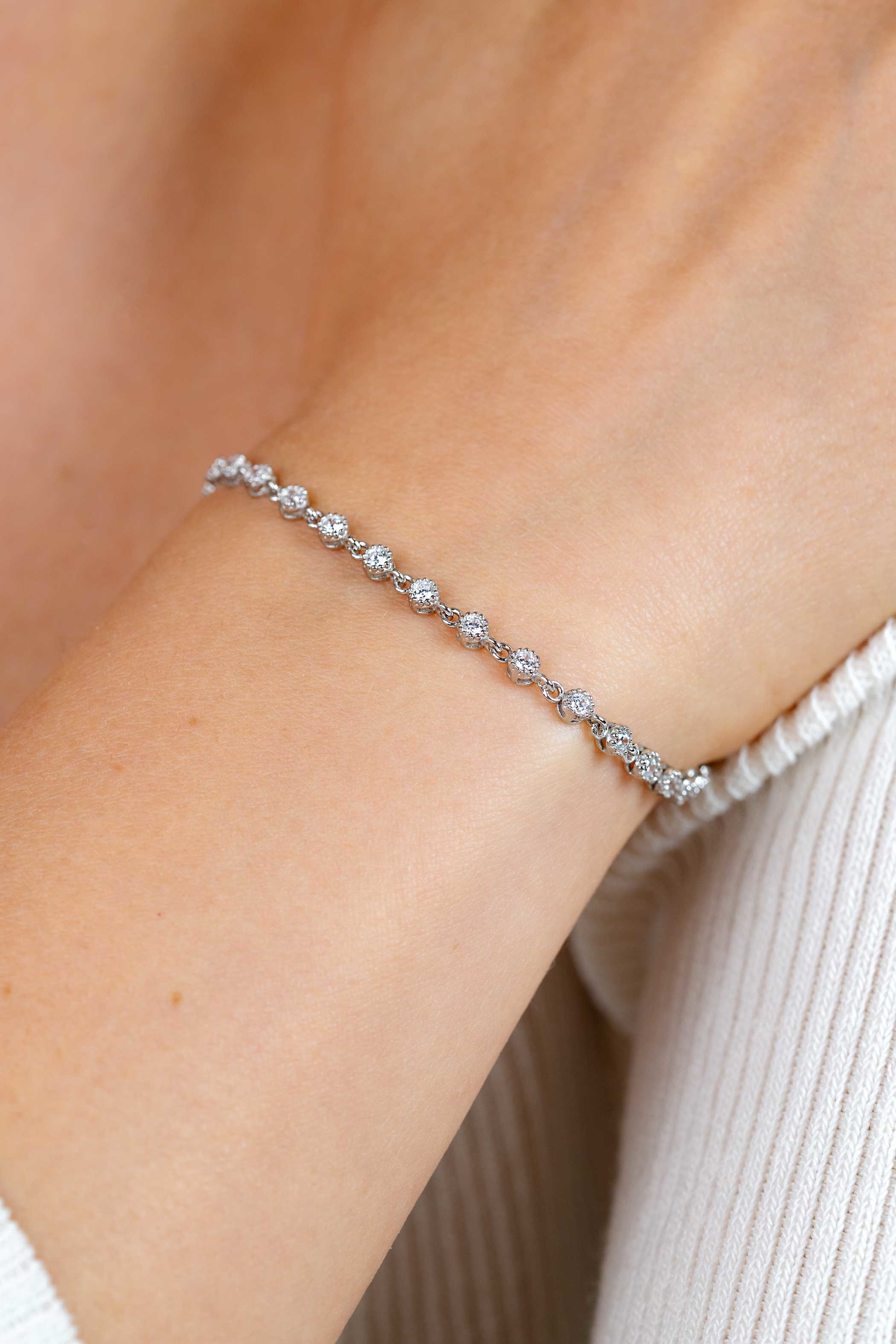 ZINZI zilveren armband met een speelse rij witte zirkonia’s in ronde zetting 3mm breed ZIA2893