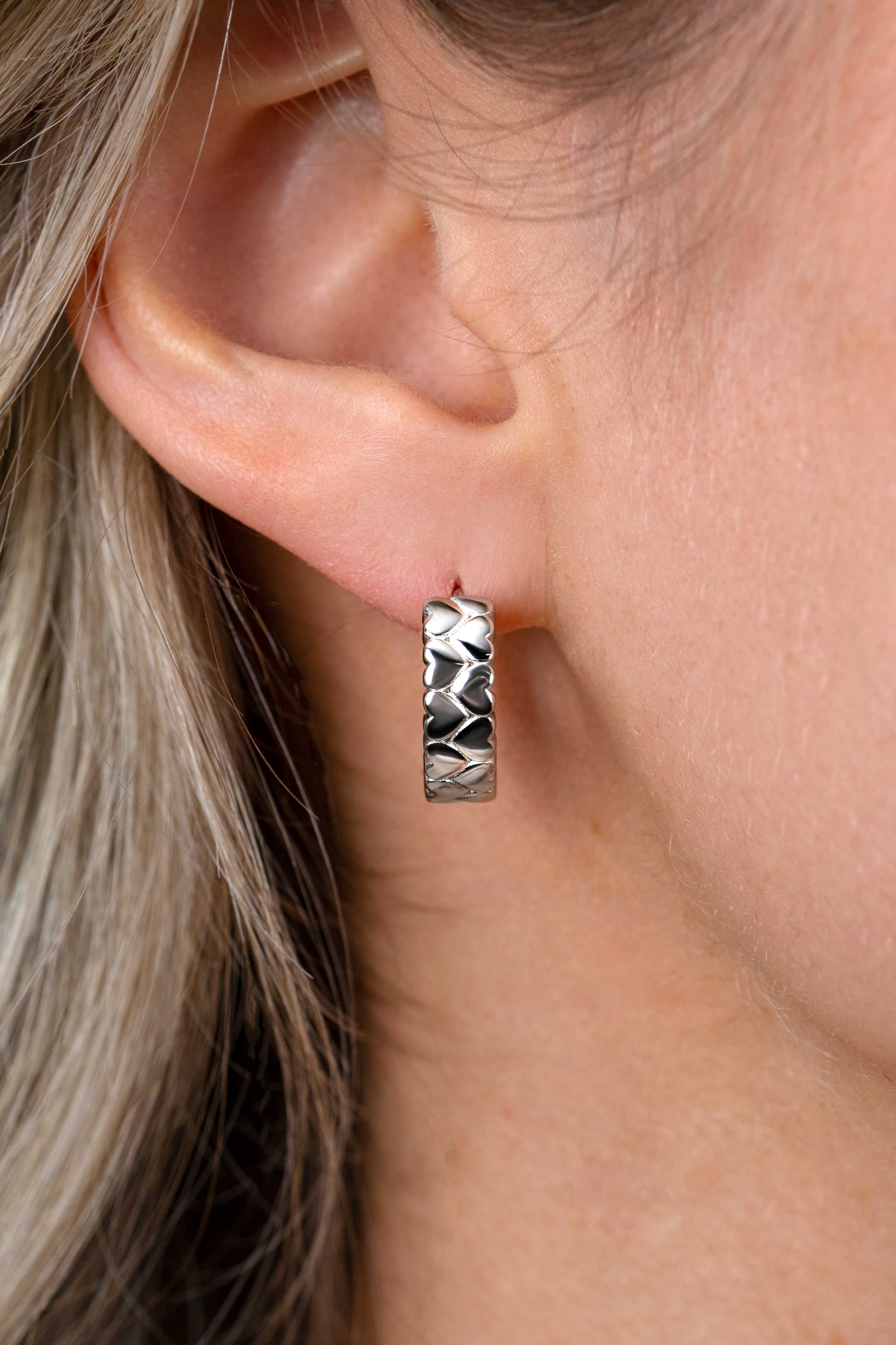 16mm ZINZI zilveren oorringen met twee rijen aaneengeschakelde gladde hartjes, 5mm buisdikte en luxe klapsluiting ZIO2882