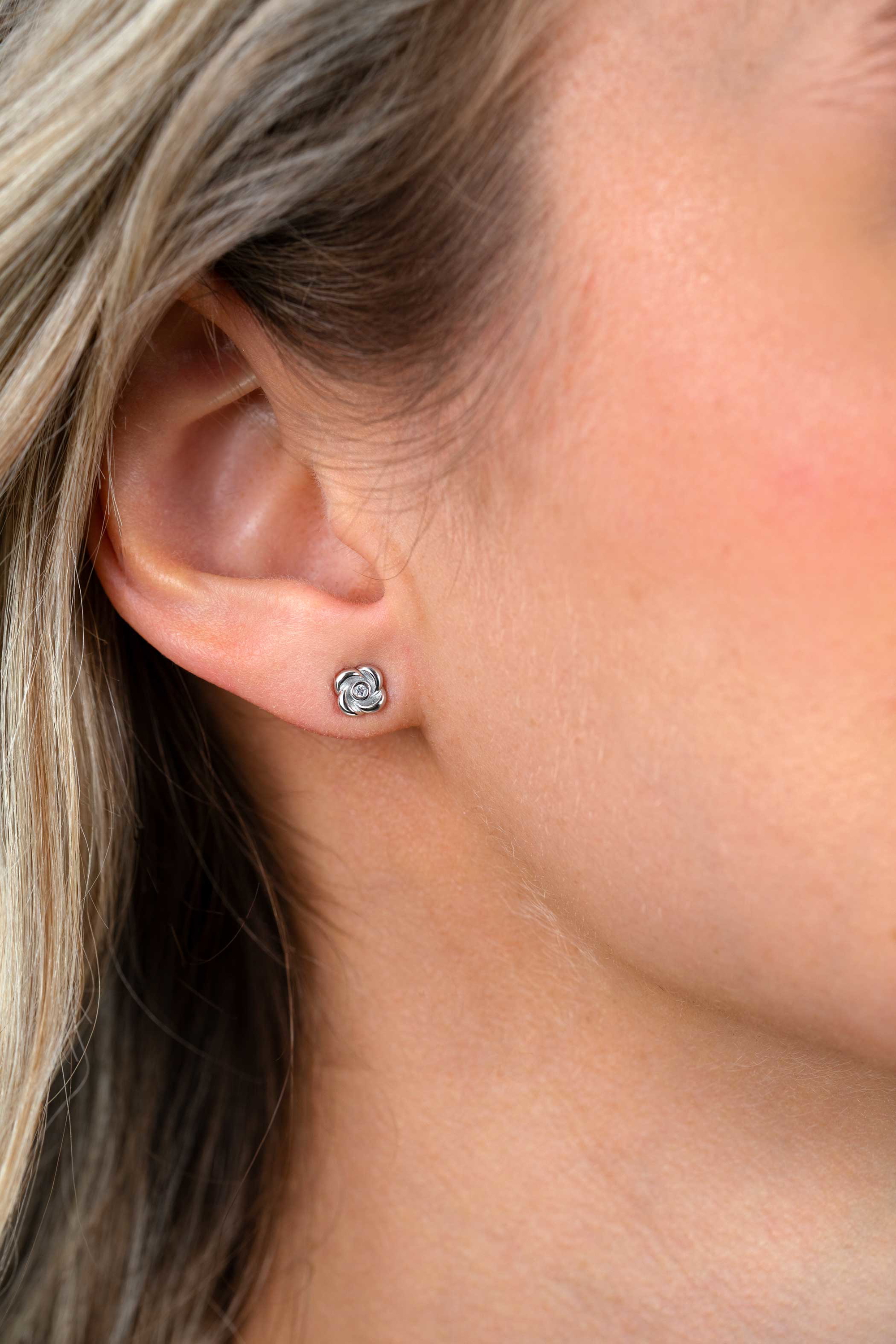 6mm ZINZI zilveren oorstekers met een roosje, bezet met witte zirkonia ZIO2872