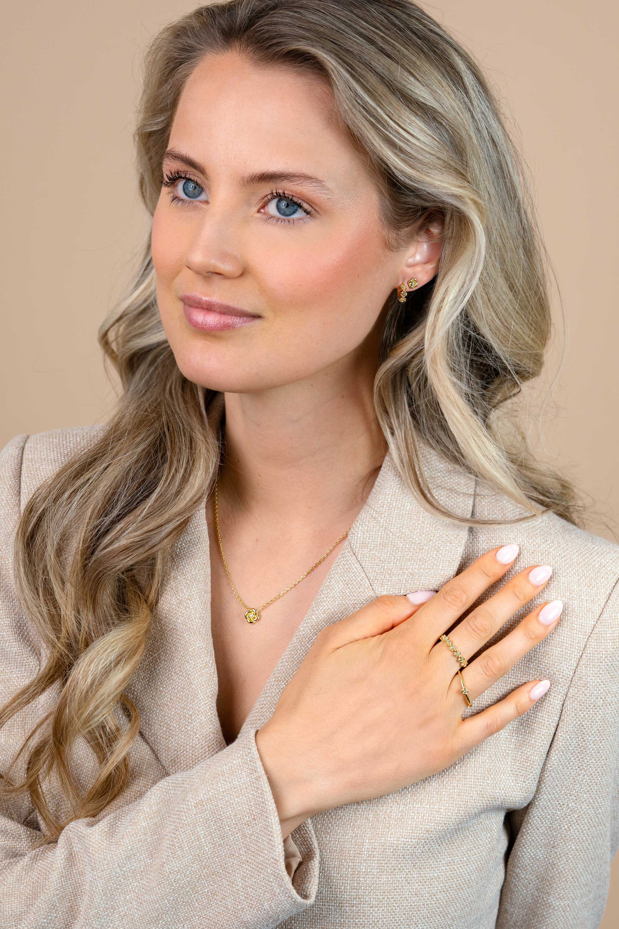 13mm ZINZI gold plated zilveren oorringen met drie roosjes, bezet met witte zirkonia’s, luxe klapsluiting ZIO2873Y