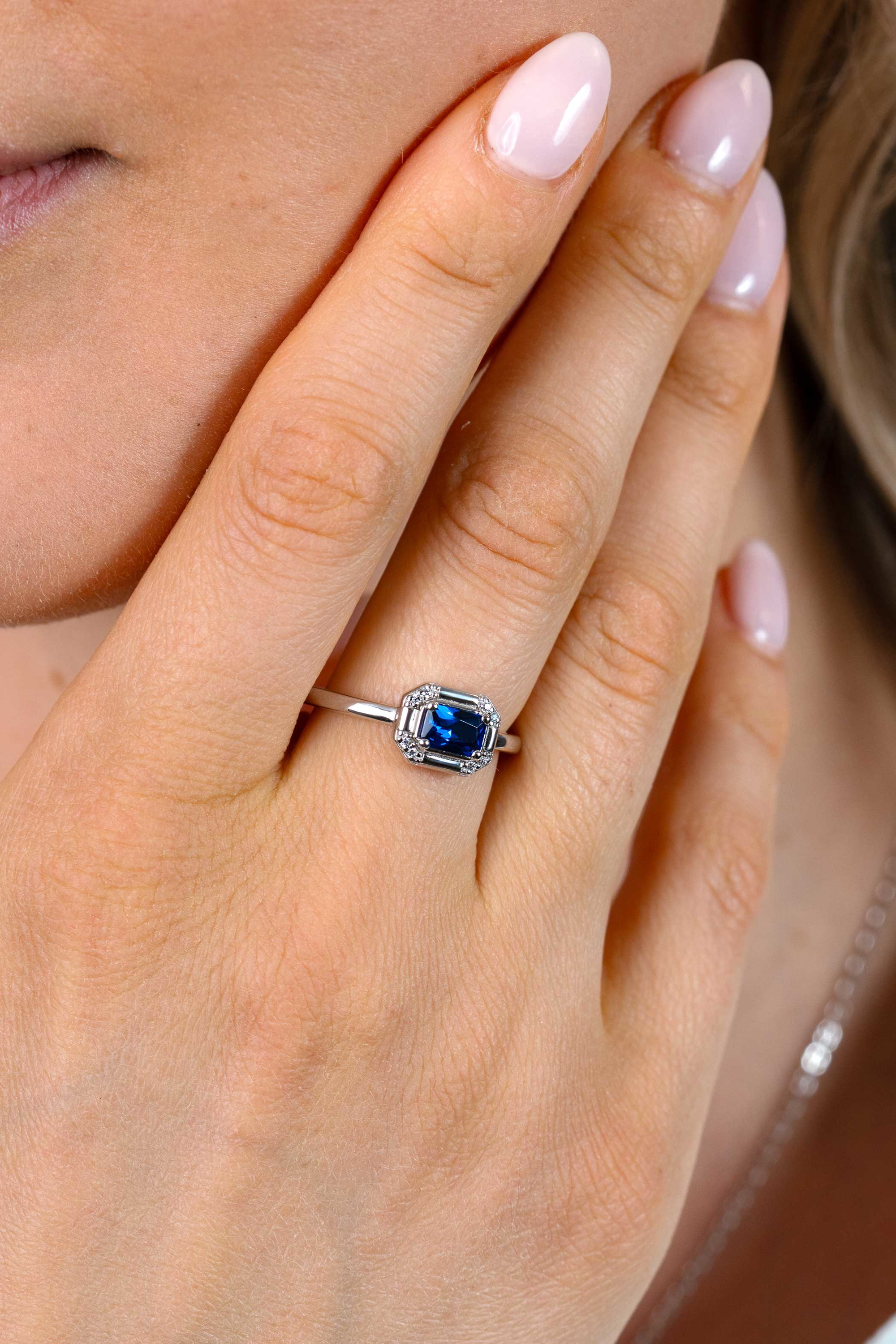 ZINZI zilveren ring met achthoekige zetting en saffierblauwe kleursteen ZIR2803B