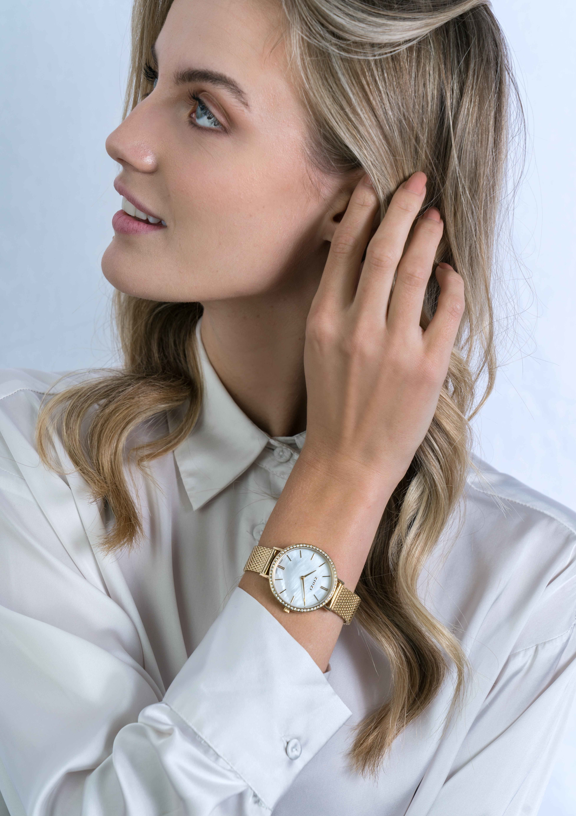 ZINZI horloge GRACE 34mm wit parelmoer wijzerplaat, rondom bezet met witte crystals, goudkleurige stalen kast en band ziw1334