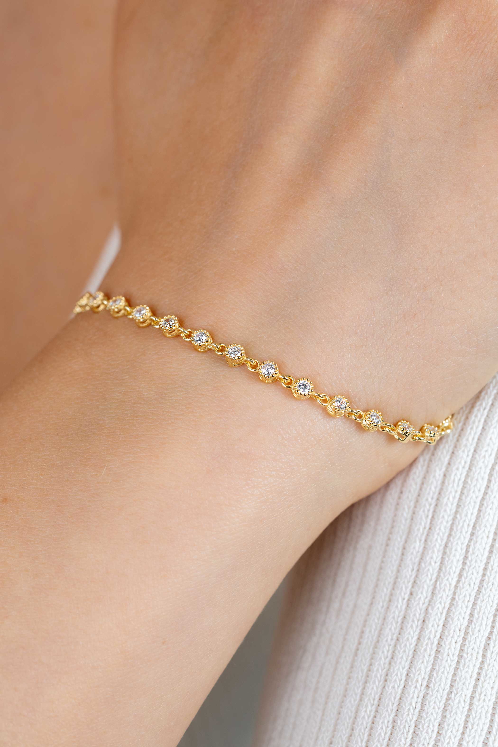 ZINZI gold plated zilveren armband met een speelse rij witte zirkonia’s in ronde zetting 3mm breed ZIA2893Y