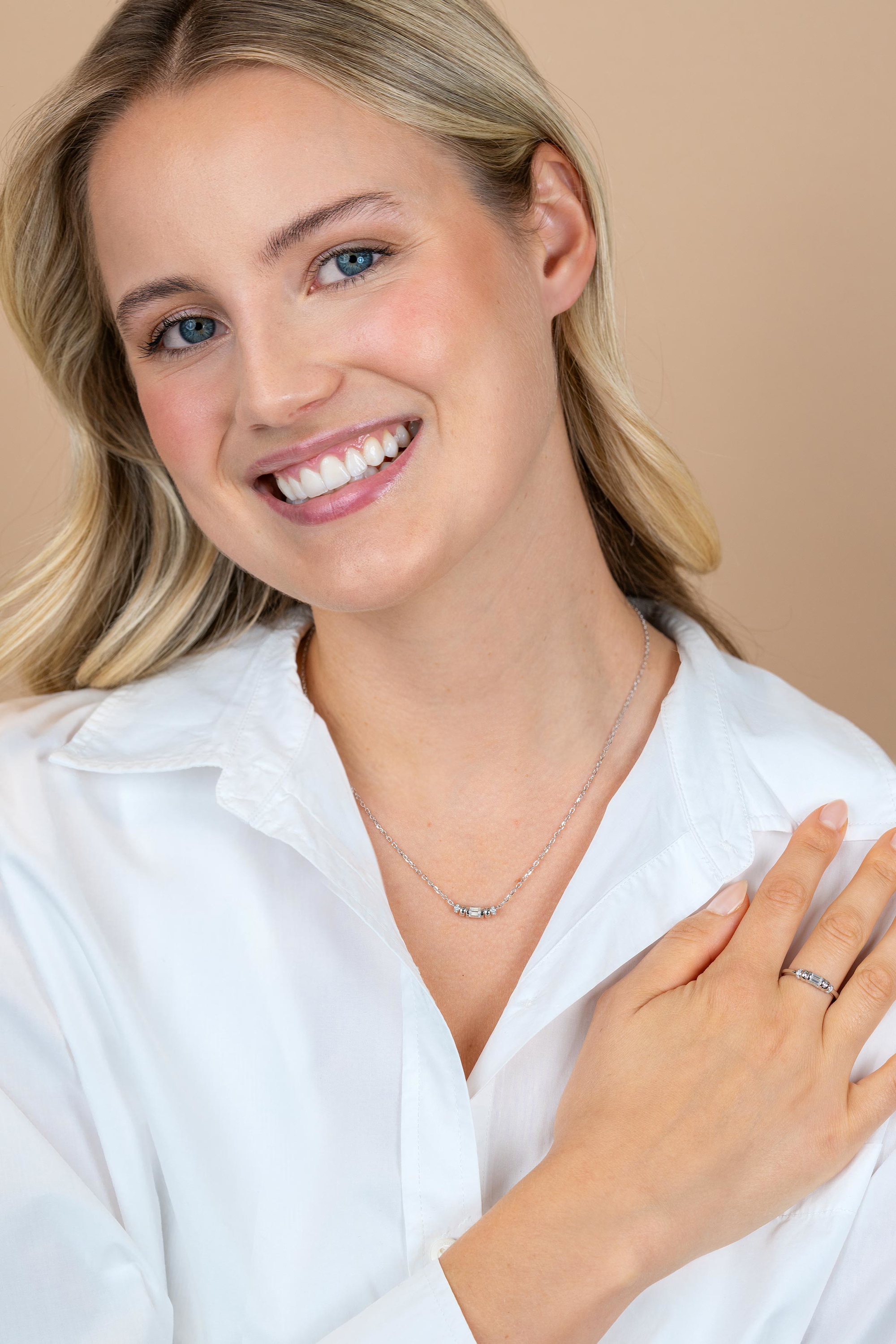 ZINZI zilveren ring met trendy cilindervorm, bezet met diverse witte zirkonia’s ZIR2812