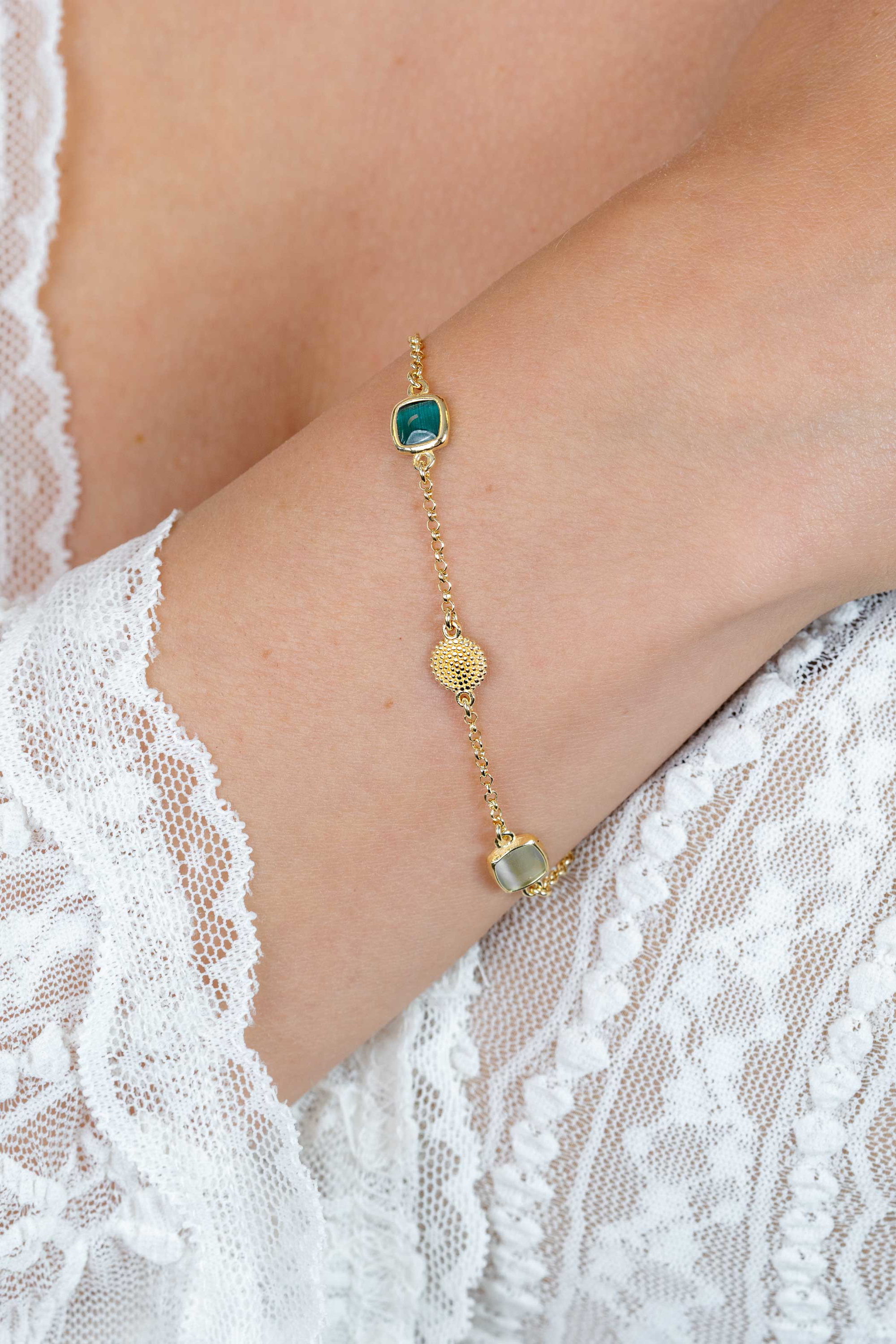 ZINZI gold plated zilveren armband met drie vierkante kleurstenen in zachte groentinten, afgewisseld met ronde structuurelementen ZIA2904