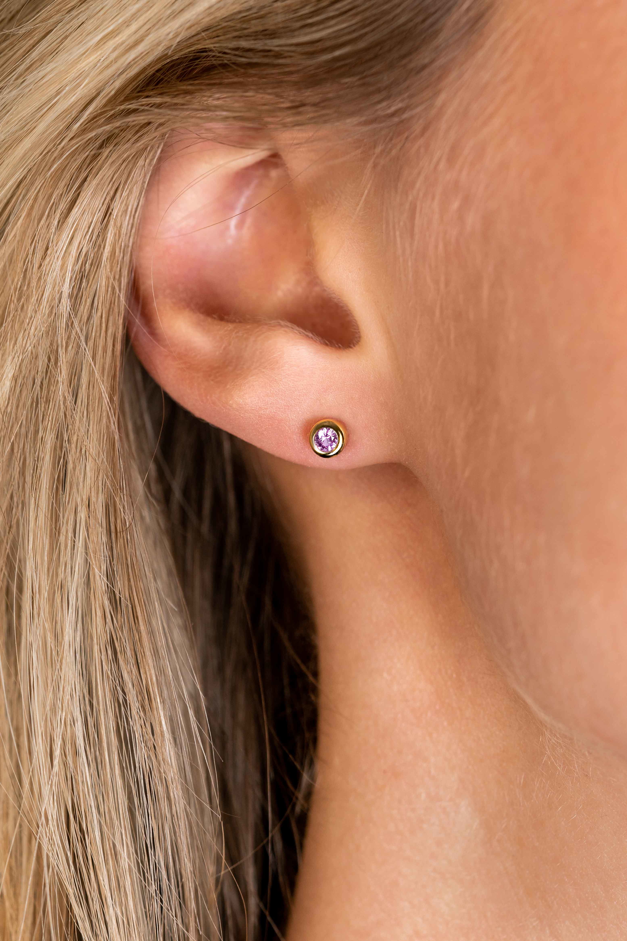OKTOBER oorknoppen 4mm gold plated met geboortesteen roze rozenkwarts zirconia
