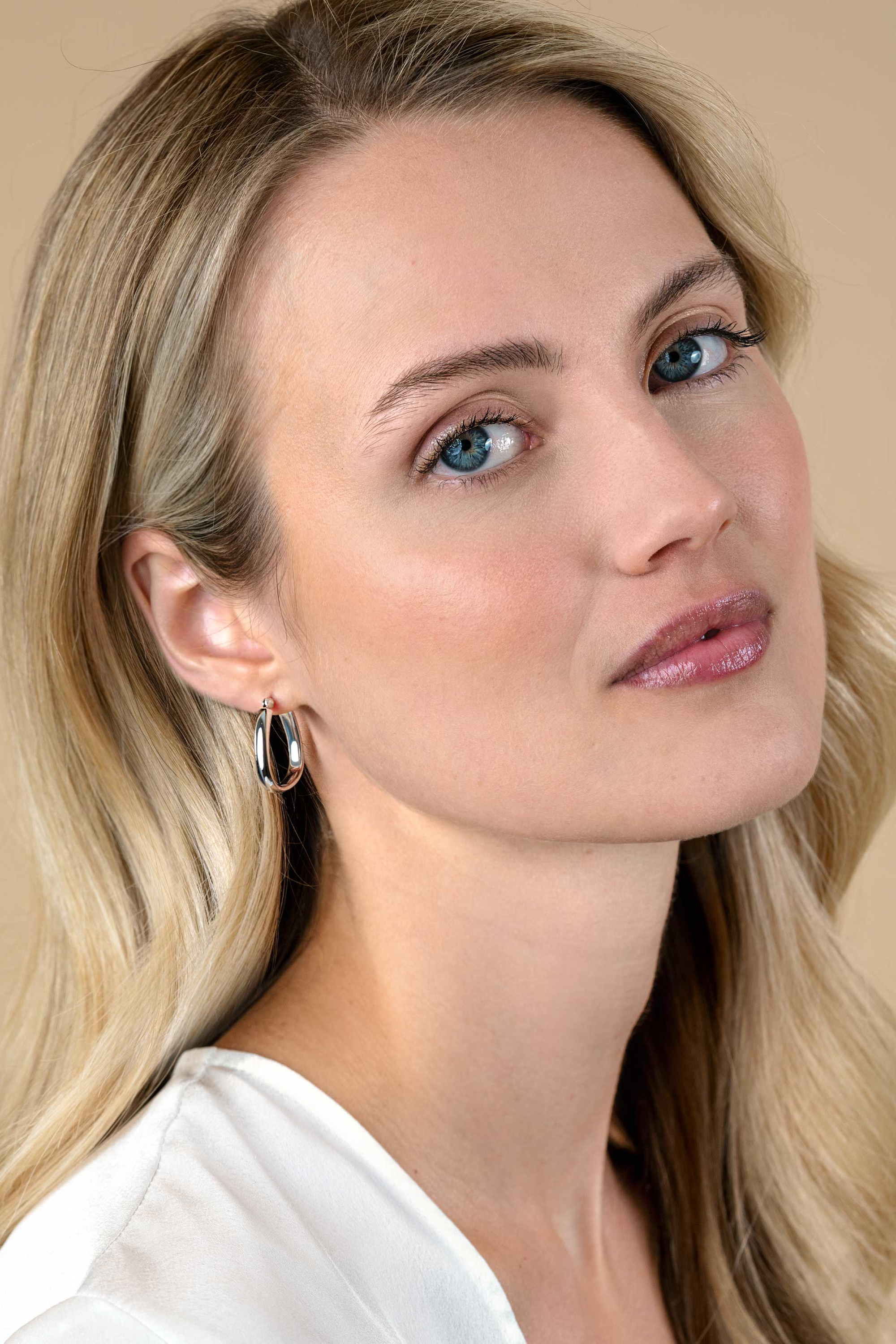 22mm ZINZI silver hoops in trendy bag shape with smooth tube 4mm wide and convenient top closure ZIO2606