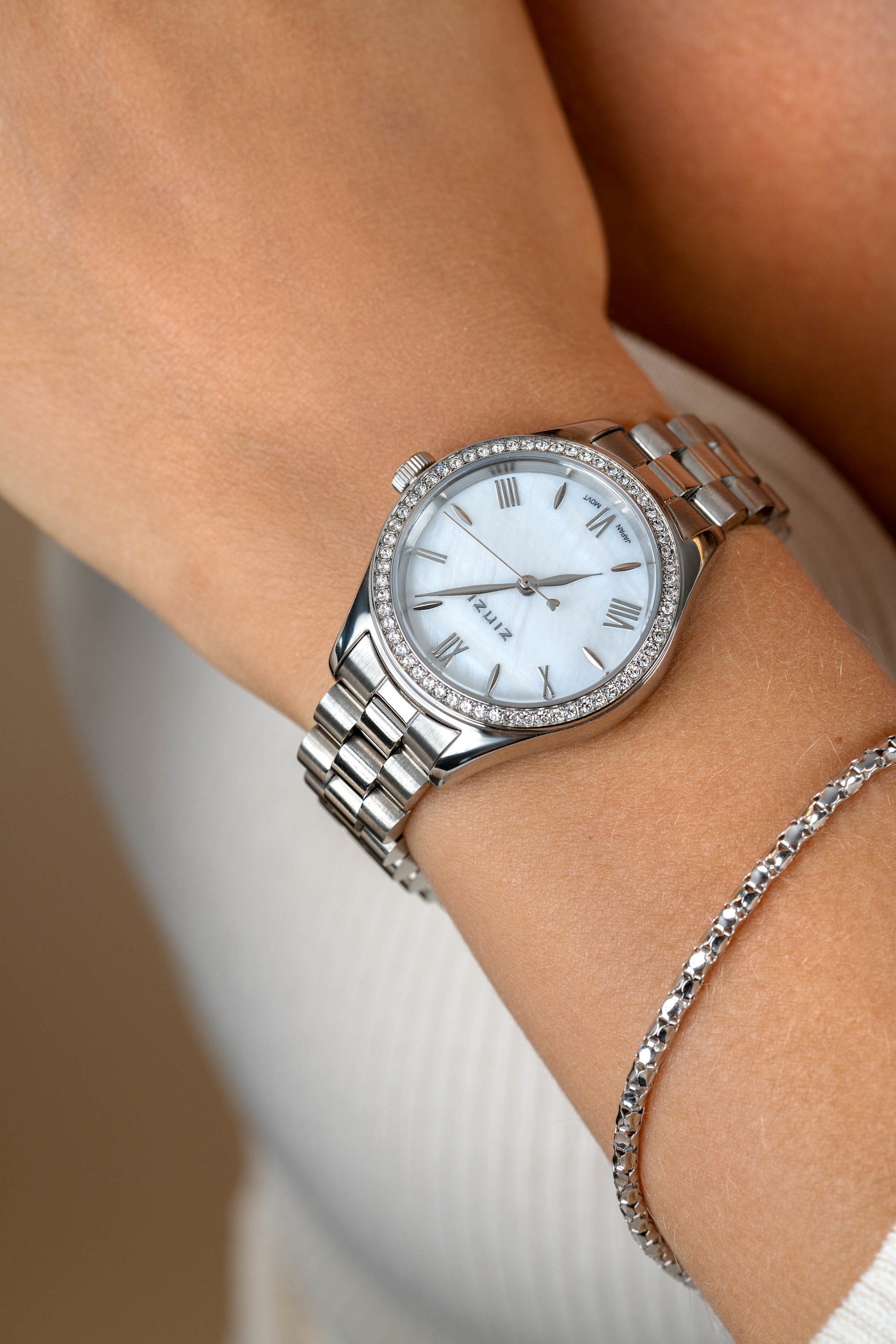 ZINZI Tresor horloge 32mm bezet met witte zirkonia's, parelmoer wijzerplaat en zilverkleurige stalen kast en schakelband ZIW2417