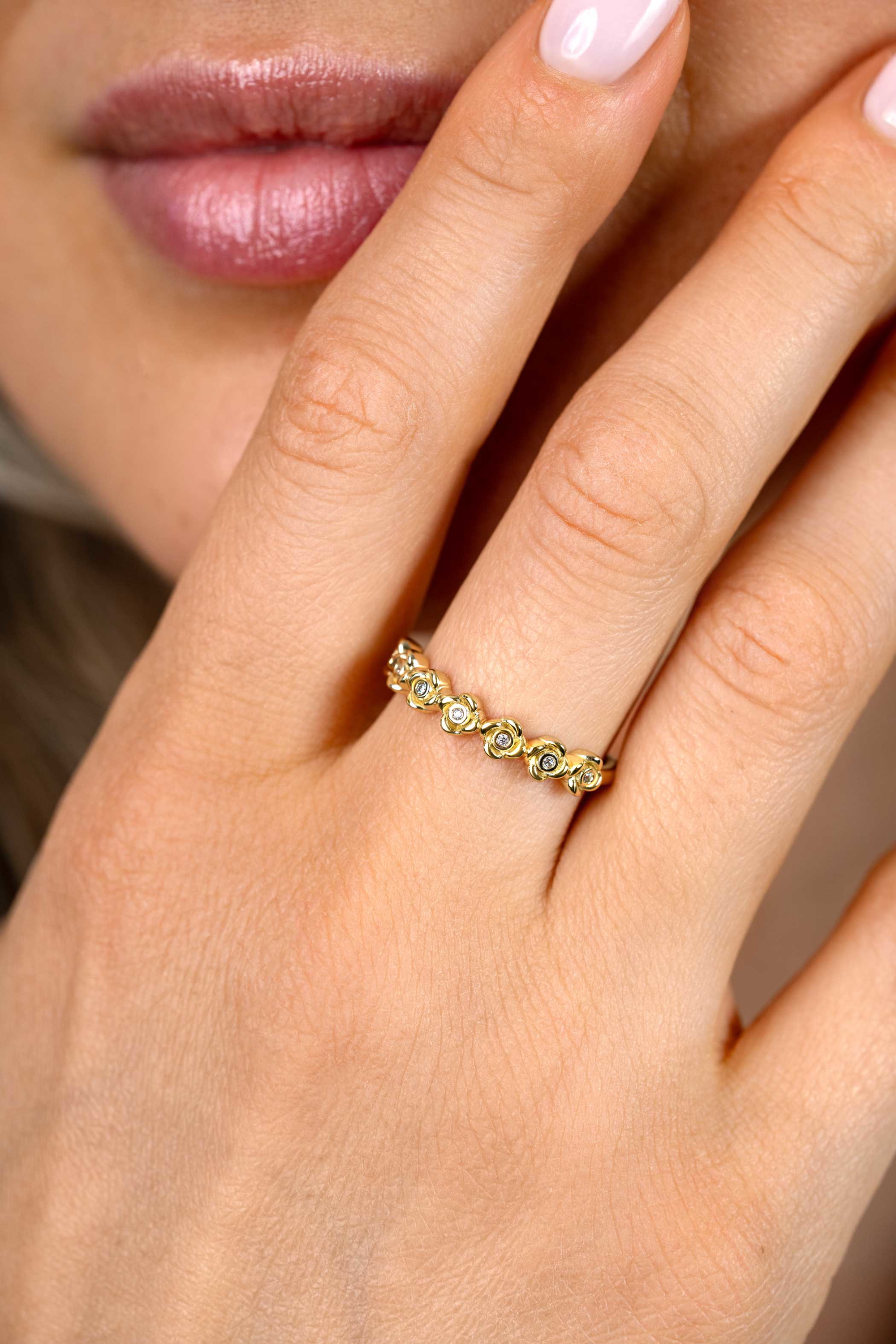 ZINZI gold plated zilveren ring met een rij roosjes bezet met witte zirkonia’s in het midden ZIR2873Y