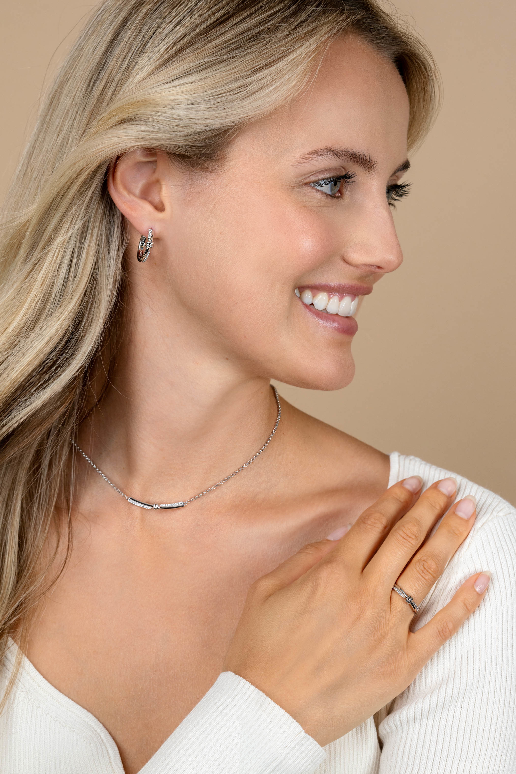 19mm ZINZI silver hoop earrings with playful twist and knot. Luxury clasp ZIO2680